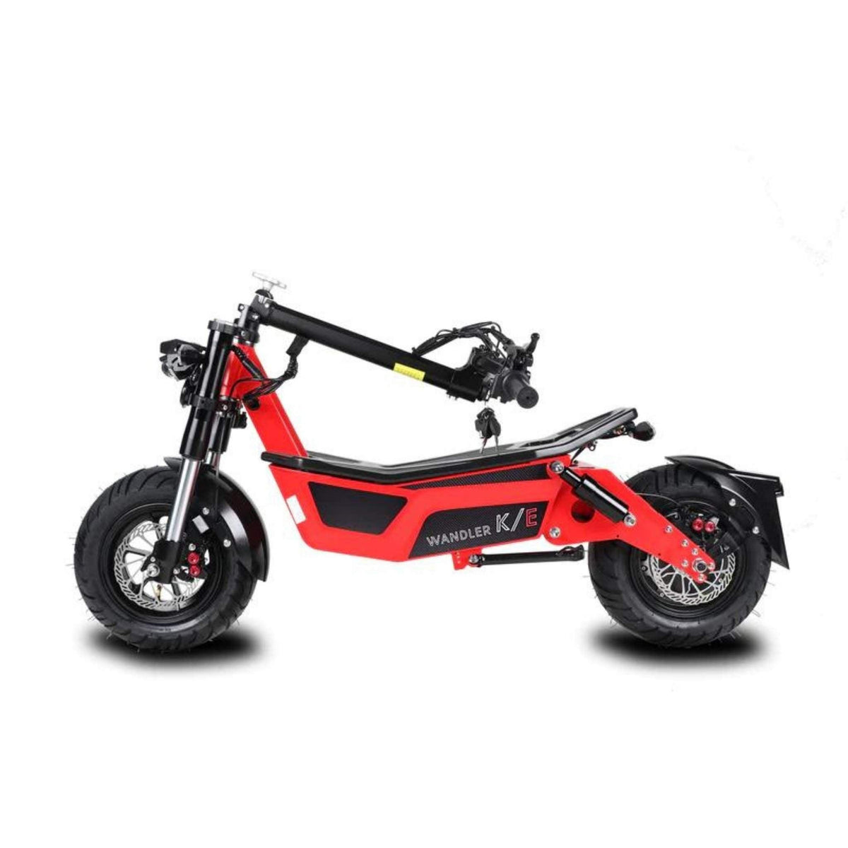 Der „Wandler L/E 20 km/h mit Sitz und Straßenzulassung“ E-Roller / E-Scooter von Wandler, hier in Rot und Schwarz mit breiten Reifen abgebildet, lässt sich zur kompakten Aufbewahrung oder zum bequemen Transport in der Mitte zusammenklappen. Er wurde für die elektrische Nahmobilität konzipiert, wobei Lenker und Räder parallel zum Roller-Rumpf ausgerichtet sind.