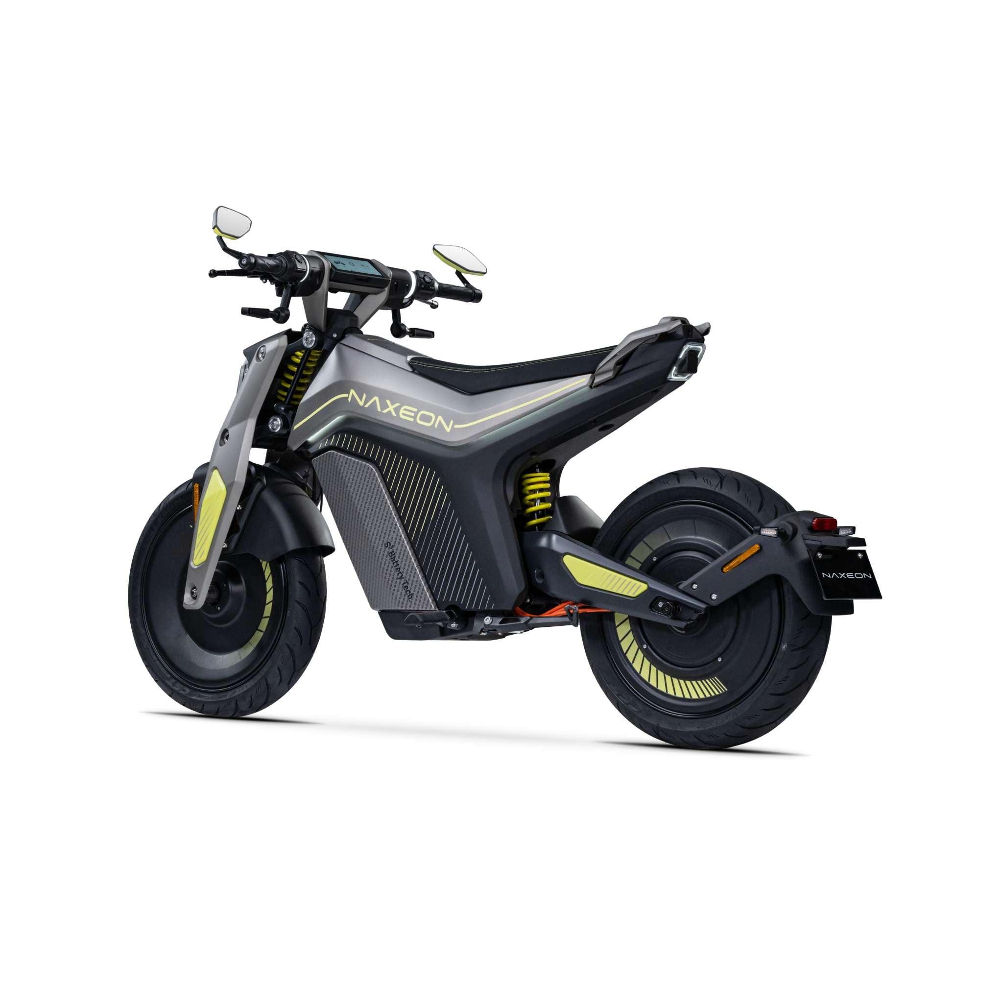 Das E-Motorrad Naxeon I AM. PRO von NAXEON zeichnet sich durch einen eleganten schwarz-gelben Look, eine Digitalanzeige, große Reifen und ein kantiges Design aus. Der "NAXEON"-Schriftzug befindet sich an der Seite, wobei der Roller von hinten links gezeigt wird.
