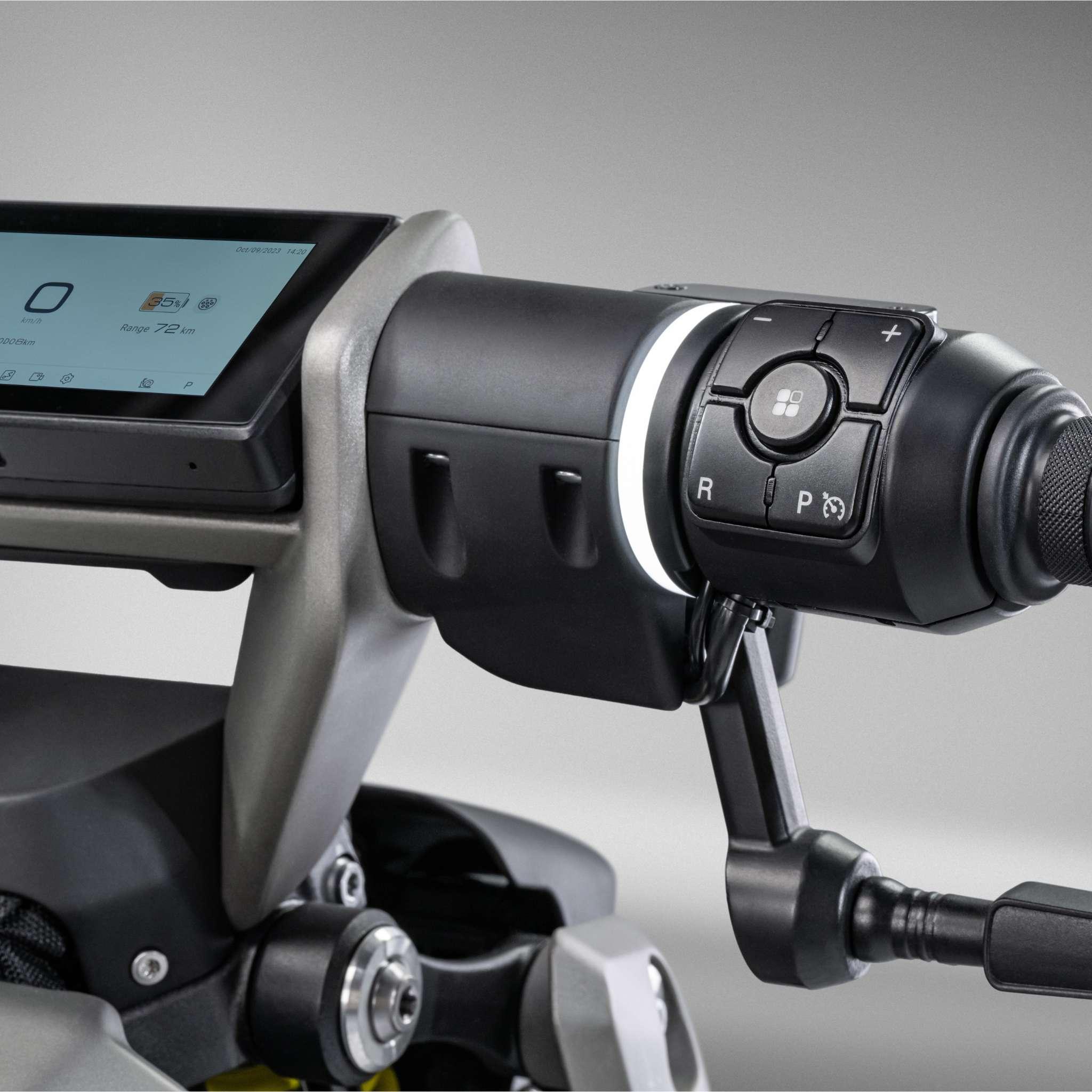 Nahaufnahme des NAXEON E-Motorrad Naxeon I AM. PRO (Copy) Lenker mit Digitalanzeige, Bedientasten mit kreisförmigem Steuerkreuz und Schaltern, die das moderne, schlanke Design unterstreichen.