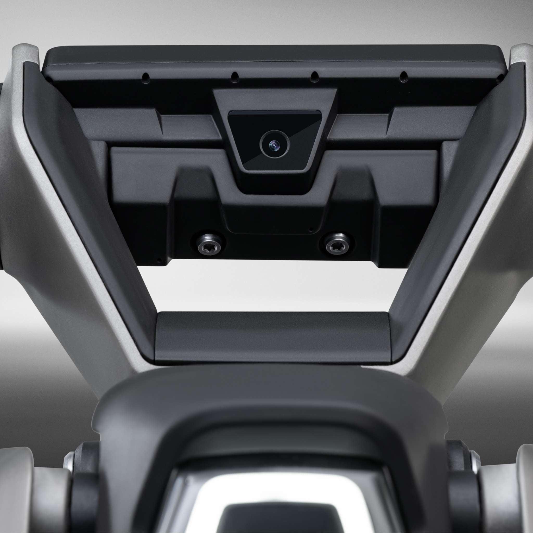 Nahaufnahme des E-Motorrad Naxeon I AM. PRO von NAXEON, ein elegantes schwarz-silbernes Robotergerät mit Kameralinse und Sensoren in einem geometrischen Rahmen, der die Turbo Boost-Technologie vor einem neutralen Hintergrund hervorhebt.