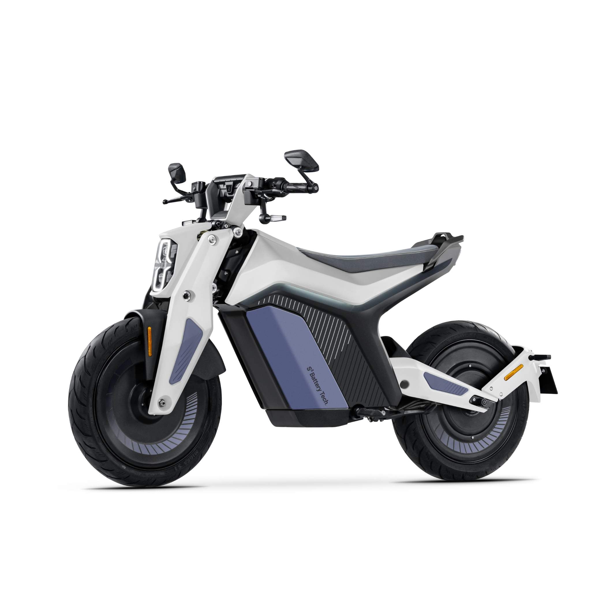 Das NAXEON Elektro Motorrad Naxeon I AM. PRO ist im Seitenprofil abgebildet und zeigt sich in einem schnittigen weiß-grauen Design mit dicken Reifen und blauen Batterie- und Felgenakzenten - ideal für stylische urbane Elektromobilität.