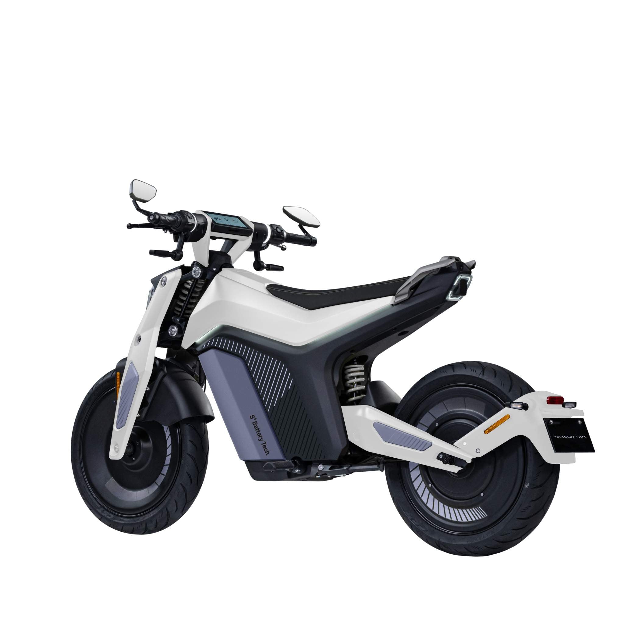Das NAXEON Elektro Motorrad Naxeon I AM. PRO, ein modernes weißes E-Motorrad mit schwarzen und grauen Akzenten, großen Reifen, Seitenspiegeln und digitaler Lenkeranzeige, bietet schlankes Design für stilvolle Elektromobilität.
