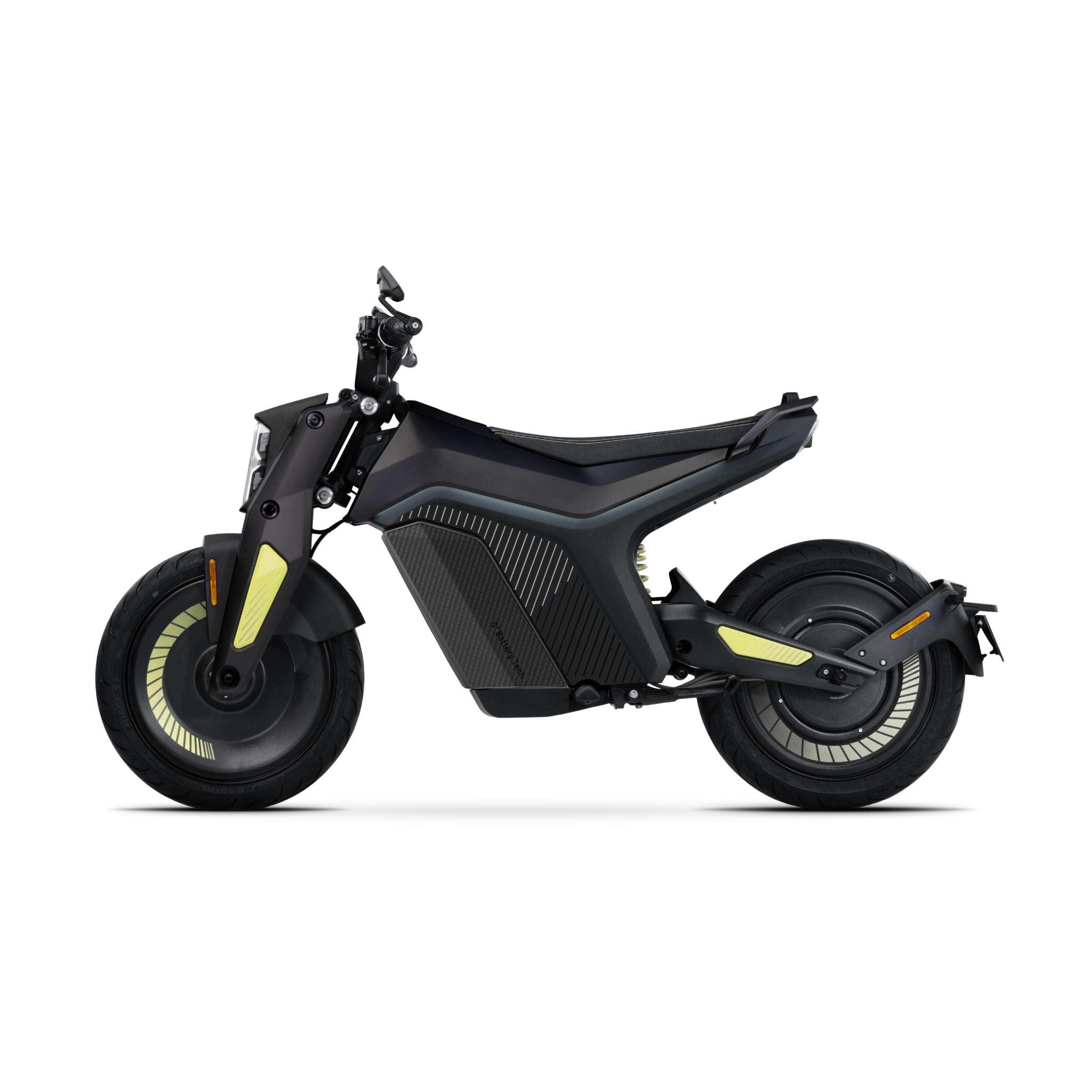 Seitenansicht des NAXEON E-Motorrad Naxeon I AM. PRO. Das schnittige Design mit Turbo Boost und gelben Akzenten an der Vordergabel und am Hinterrad ist auf weißem Grund gehalten.