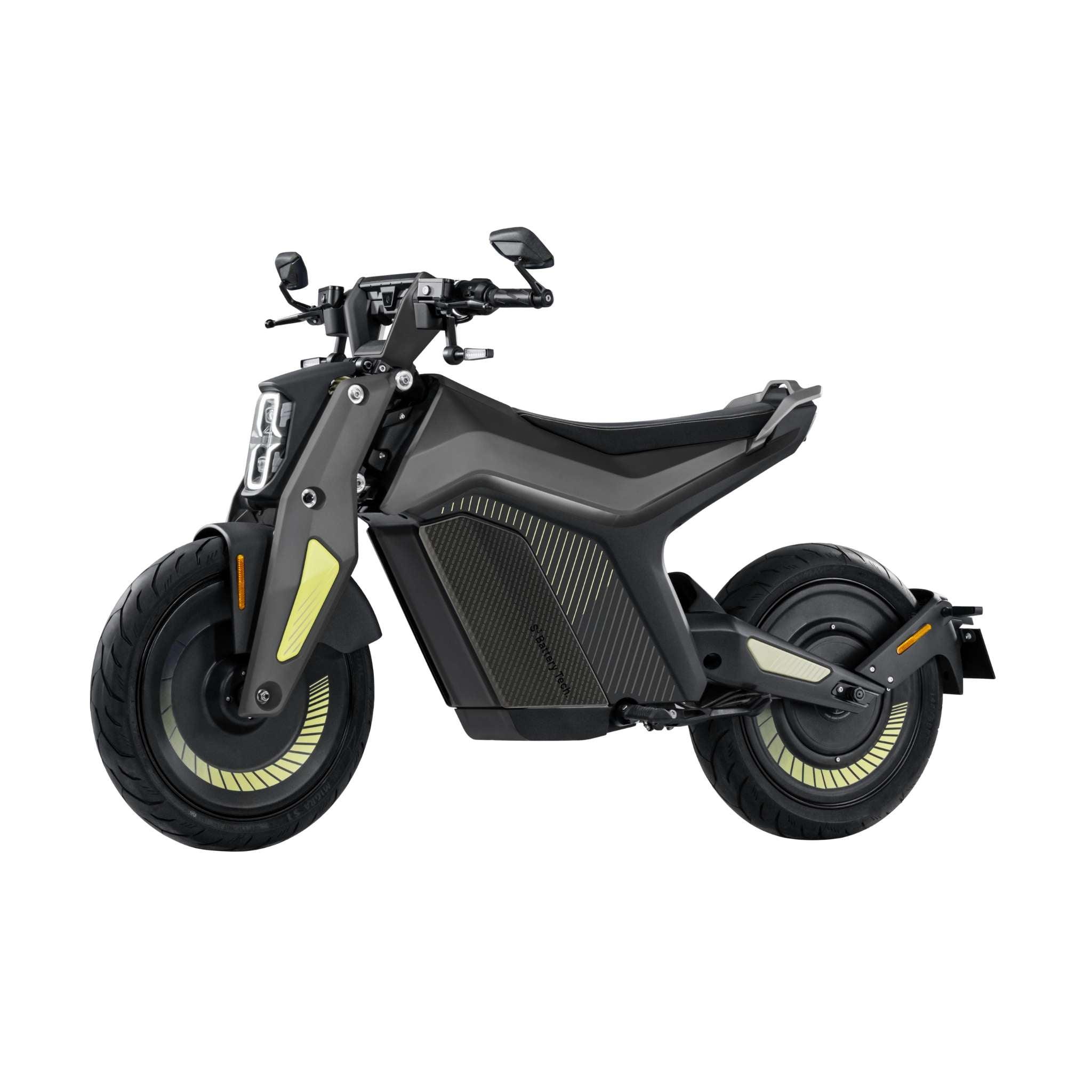 Ein mattschwarzes NAXEON E-Motorrad Naxeon I AM. PRO Elektroroller verfügt über dicke Reifen, einen kantigen Rahmen, neongelbe Akzente und einen Turbo-Boost-Modus für aufregende Fahrten - in der Seitenansicht auf weißem Hintergrund.