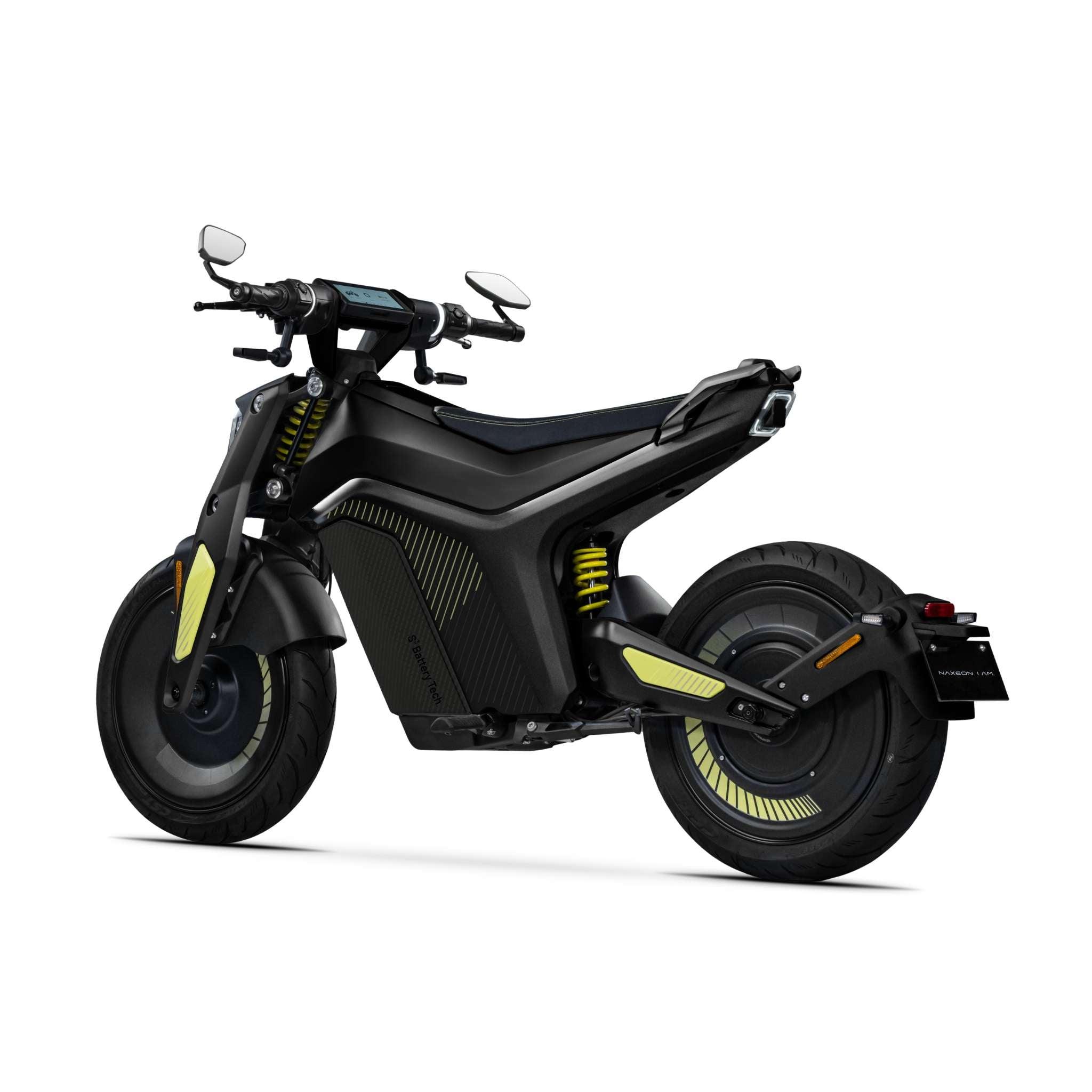 Ein moderner NAXEON E-Motorrad I AM. PRO (Copy) Elektroroller in Schwarz und Gelb mit schnittigem Design, großen Reifen, Hinterradaufhängung und Seitenspiegeln, dargestellt aus einer Dreiviertelansicht von hinten auf weißem Hintergrund.