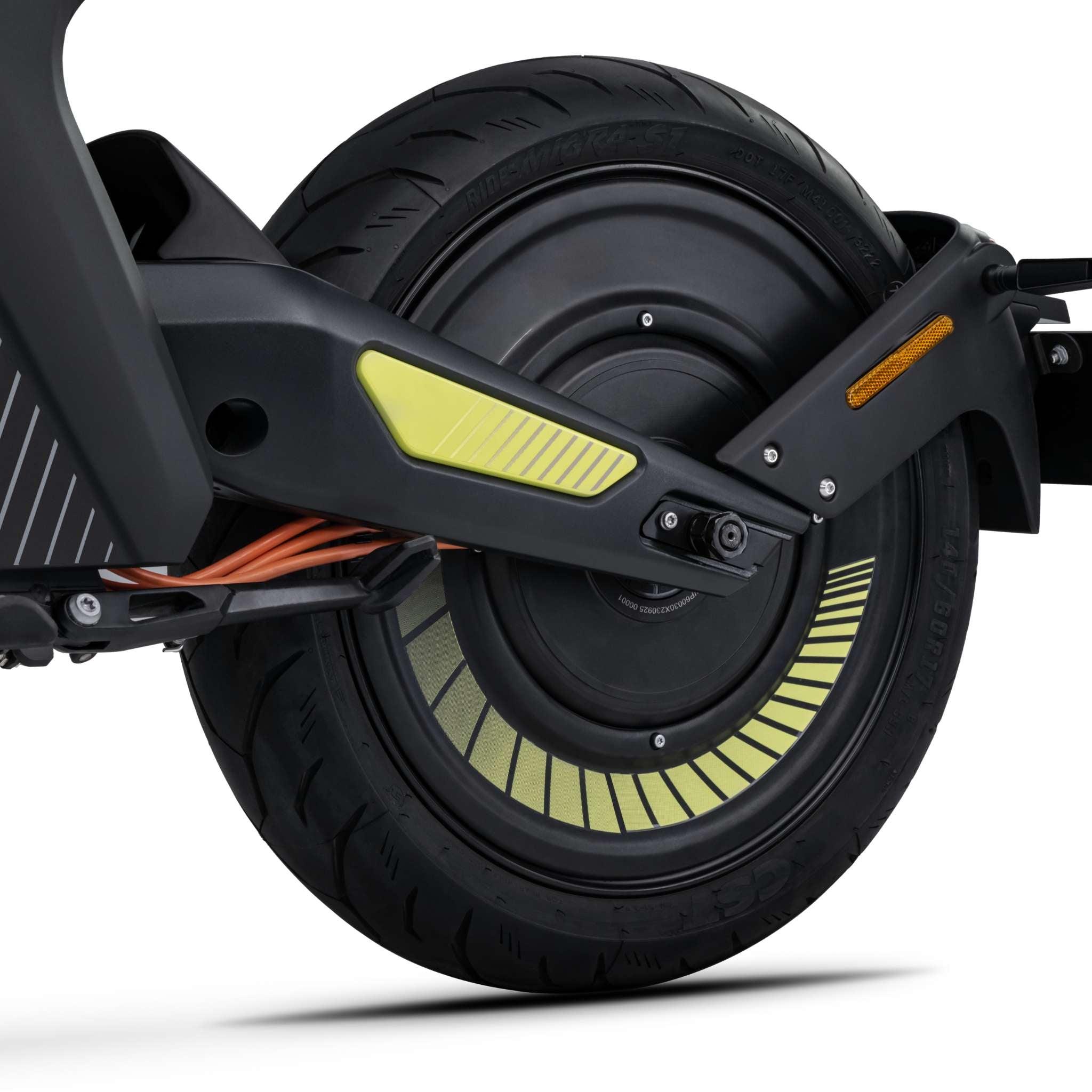 Nahaufnahme von Hinterrad und Aufhängung des NAXEON E-Motorrad Naxeon I AM. PRO (Kopie), mit gelben Akzenten an Felge und Rahmen, sichtbarem Reifenprofil und einem vom Motorraddesign inspirierten Karosseriedesign.