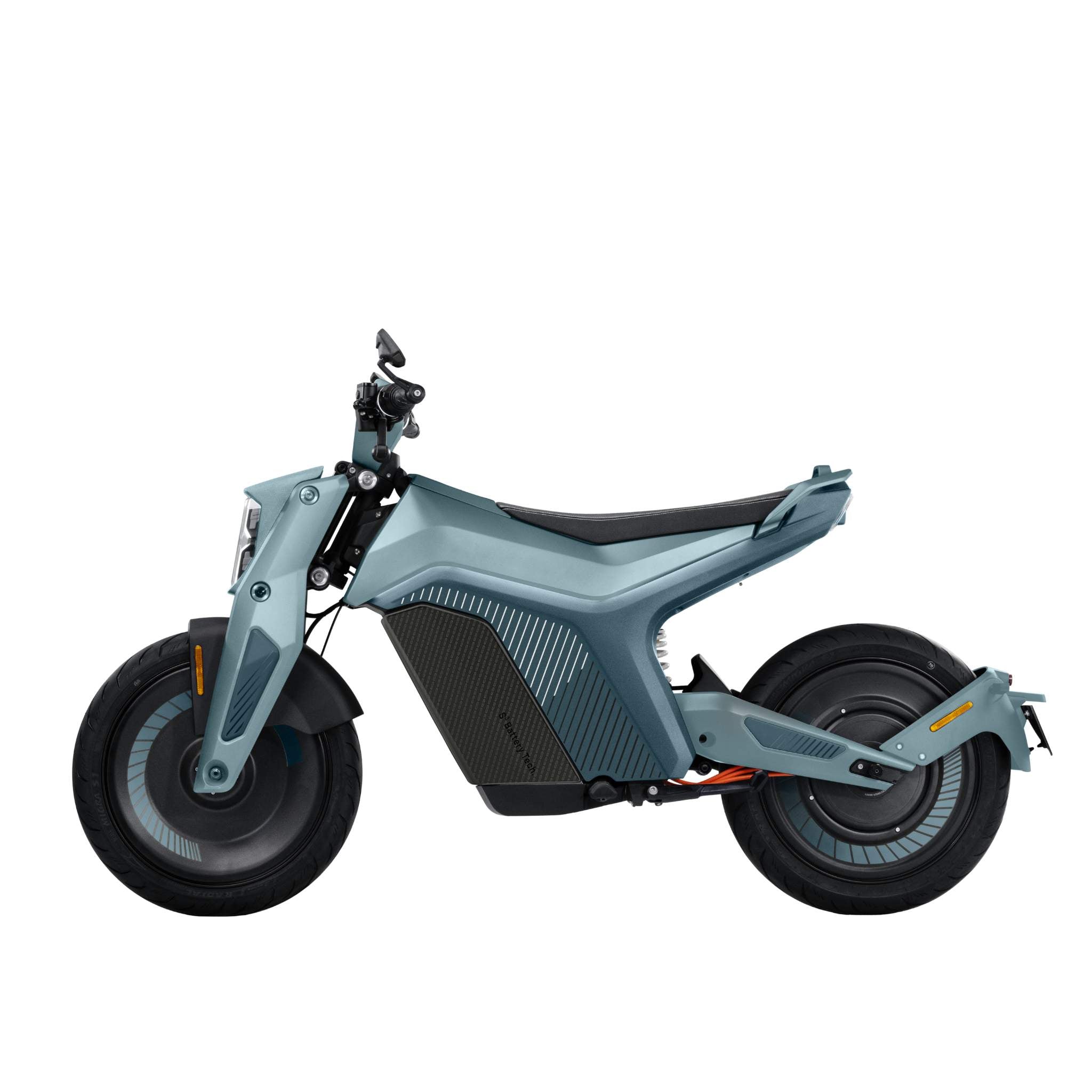 Das NAXEON Elektro Motorrad Naxeon I AM - Standard Modell ist ein modernes, hellblaues Elektromotorrad mit minimalistischem Design, dicken Reifen, kantiger Karosserie und niedrigem Sitz in der Seitenansicht auf weißem Hintergrund.