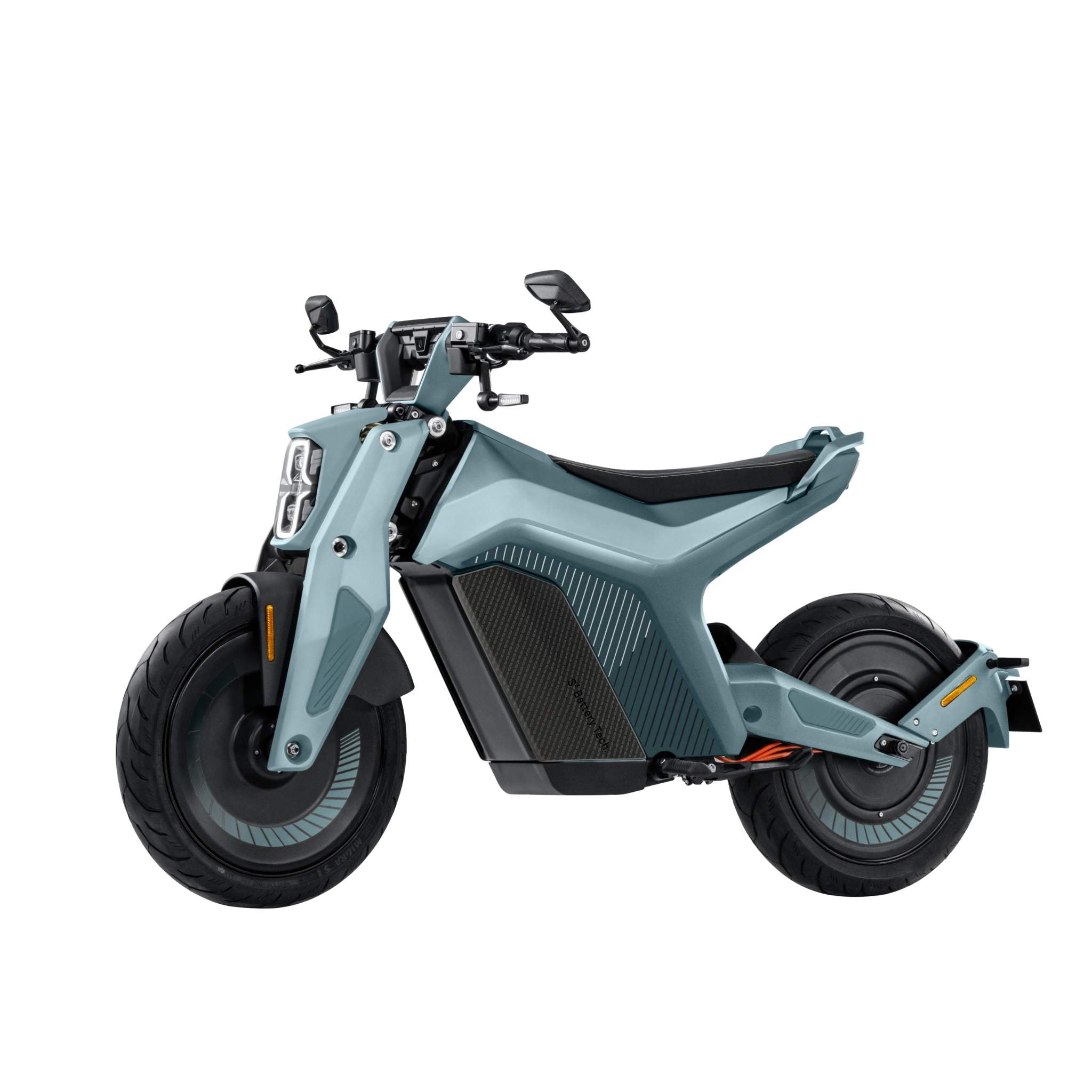 Der NAXEON Elektro Motorrad Naxeon I AM - Standard Modell ist ein moderner hellblauer Elektroroller mit einem schlanken, kantigen Design und großen schwarzen Reifen, dargestellt von der Seite vor einem weißen Hintergrund.