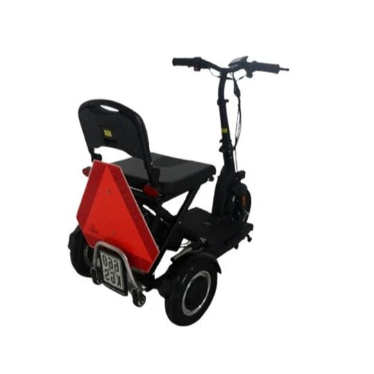 Ein SONS OF ELECTRICITY Mobot Krankenfahrstuhl / Seniorenmobil 15 km/h - faltbar, leicht & mit Straßenzulassung ist von hinten zu sehen, mit schwarzem Sitz, Lenker, roter Dreieckstafel und Nummernschild.