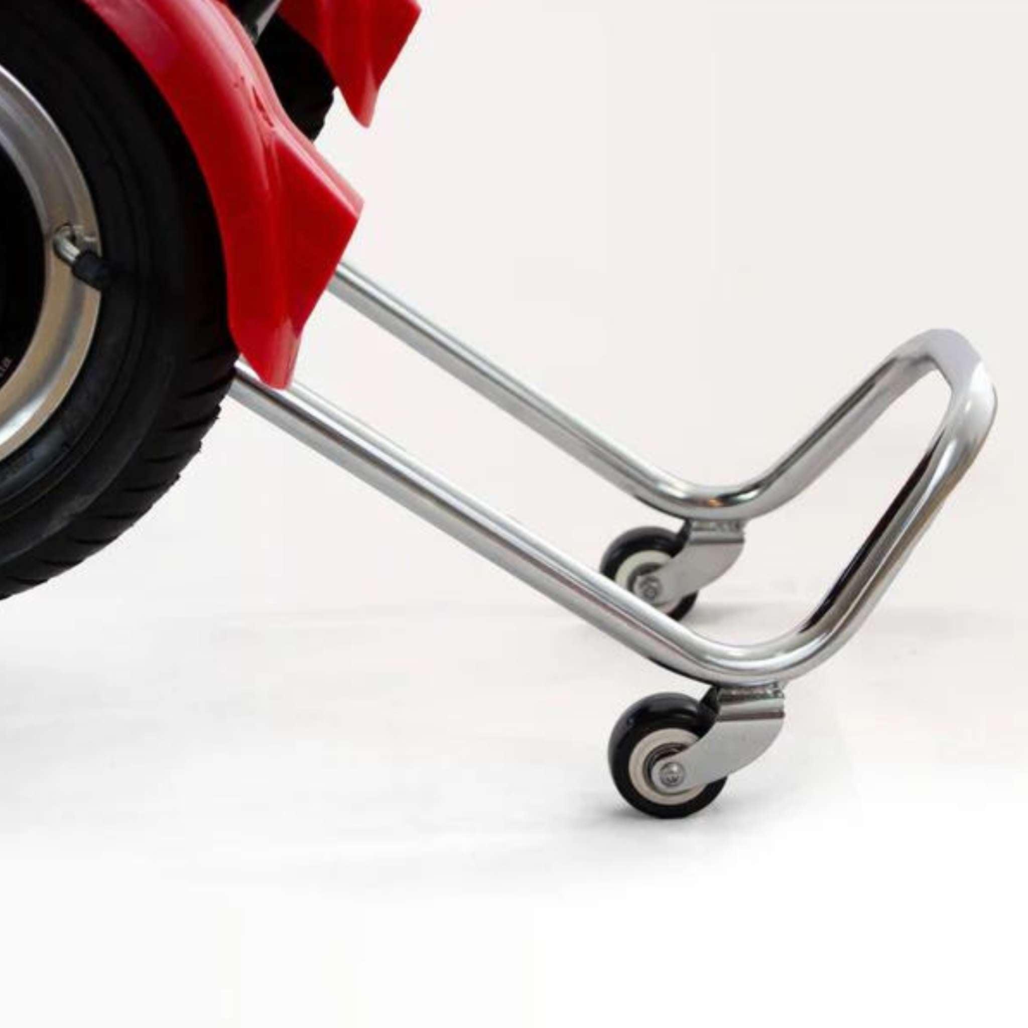 Nahaufnahme eines SONS OF ELECTRICITY Seniorenmobils / Mobilitätshilfe Mobot PRO 10,5 Ah 3Rad, das von hinten mit einem Metallständer mit zwei Lenkrollen abgestützt wird - ideal zum sicheren Abstellen und Warten.