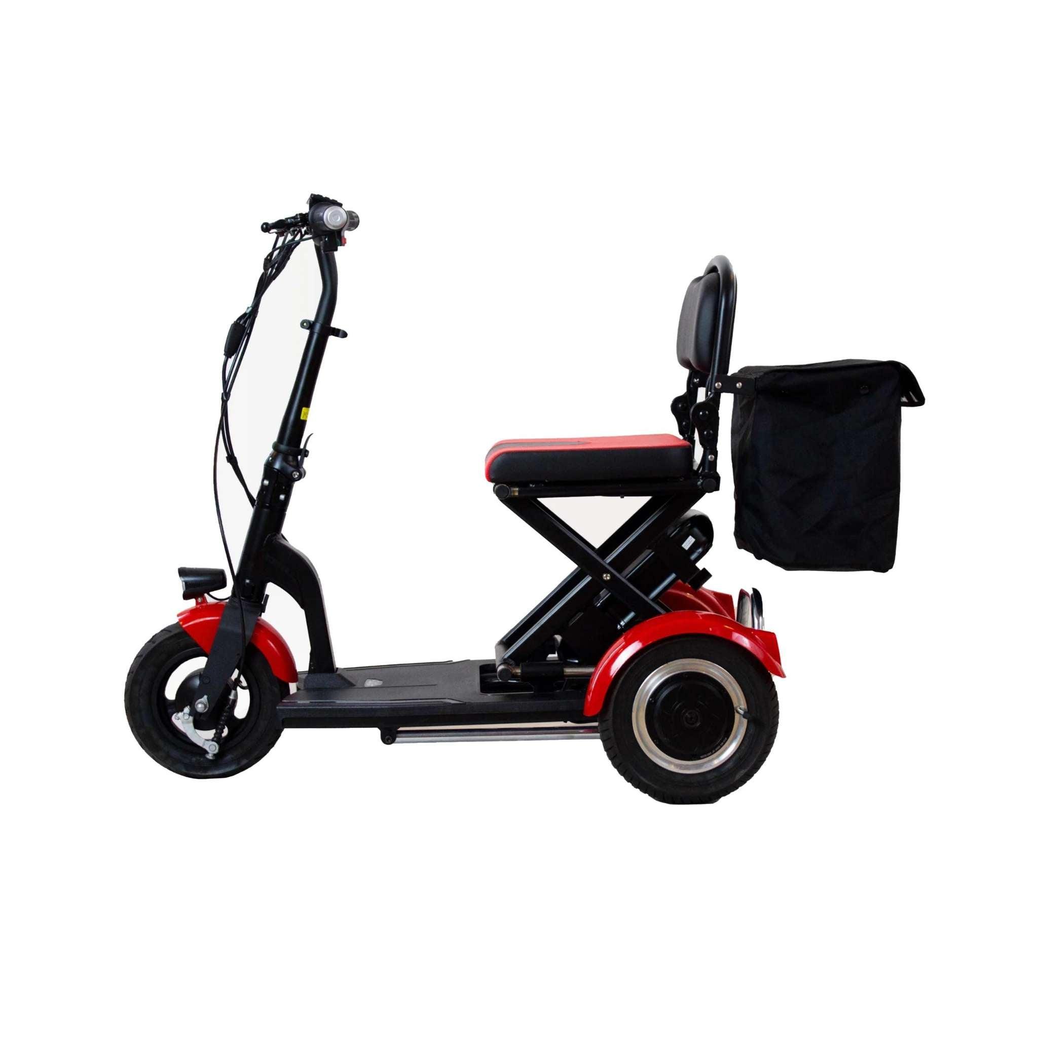 Das SONS OF ELECTRICITY Seniorenmobil Mobot PRO 10,5 Ah ist eine klappbare Mobilitätshilfe mit 3 Rädern, schwarzem Rahmen, rotem Sitz und Rückenlehne sowie großer schwarzer Tasche - ideal für stilvolle, praktische Mobilität.