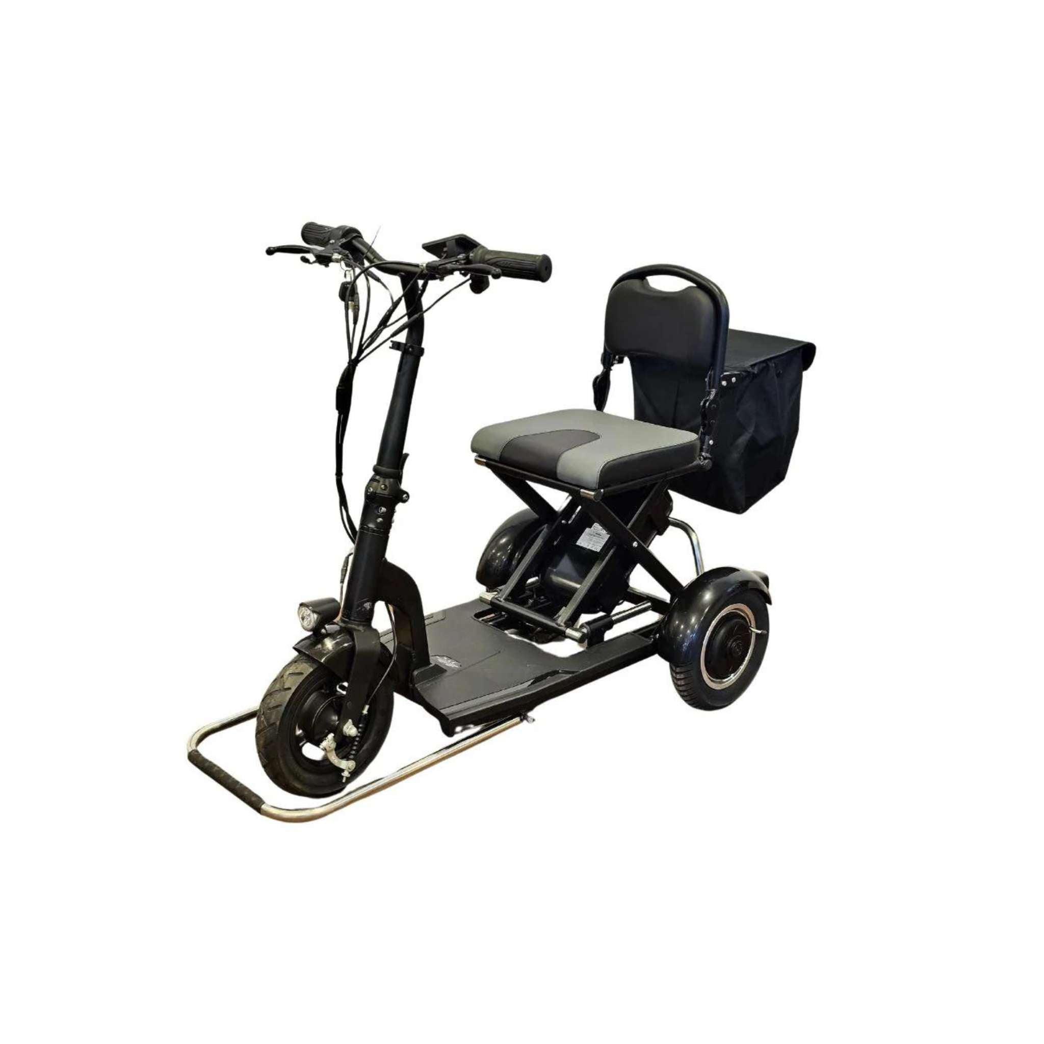 Das SONS OF ELECTRICITY Seniorenmobil / Mobilitätshilfe Mobot PRO 10,5 Ah 3Rad ist ein schwarzer, faltbarer dreirädriger Scooter mit gepolstertem Sitz, Rückenlehne, Lenker und hinterer Aufbewahrungstasche. Abgebildet vor einem weißen Hintergrund.