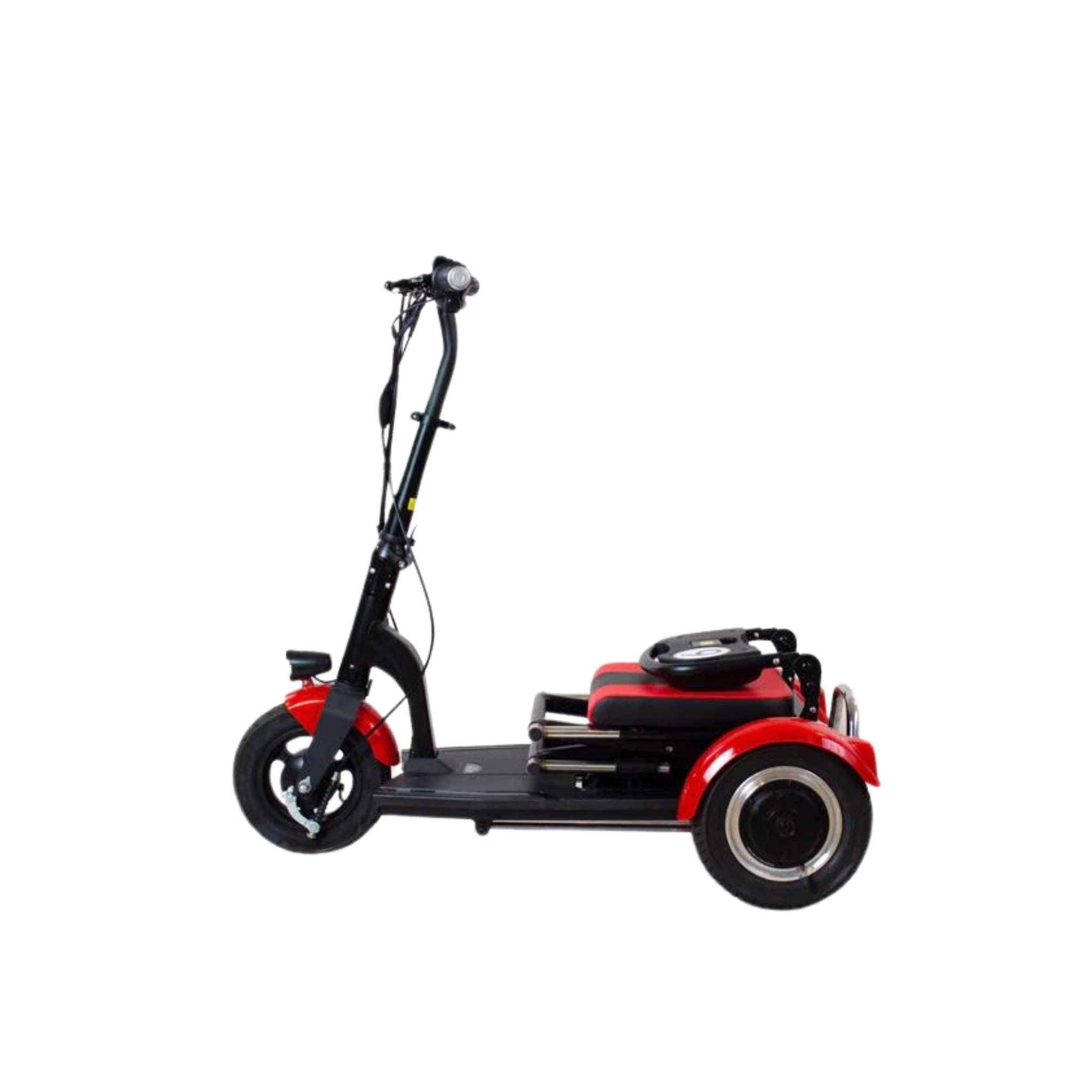 Das SONS OF ELECTRICITY Seniorenmobil / Mobilitätshilfe Mobot PRO 10,5 Ah 3Rad-ein zusammenklappbarer E-Scooter mit Einzelsitz und Lenker in Rot/Schwarz-ist seitlich auf weißem Hintergrund zu sehen, perfekt für vielseitige urbane Mobilität.