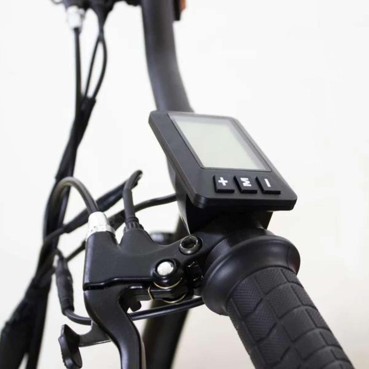 Nahaufnahme des SONS OF ELECTRICITY Seniorenmobil Mobot PRO 10,5 Ah 3Rad Lenkers mit digitaler Anzeige, Tasten, Handgriff, Bremshebel und Kabeln - die innovative, faltbare Mobilitätshilfe vor einem schlichten Hintergrund.