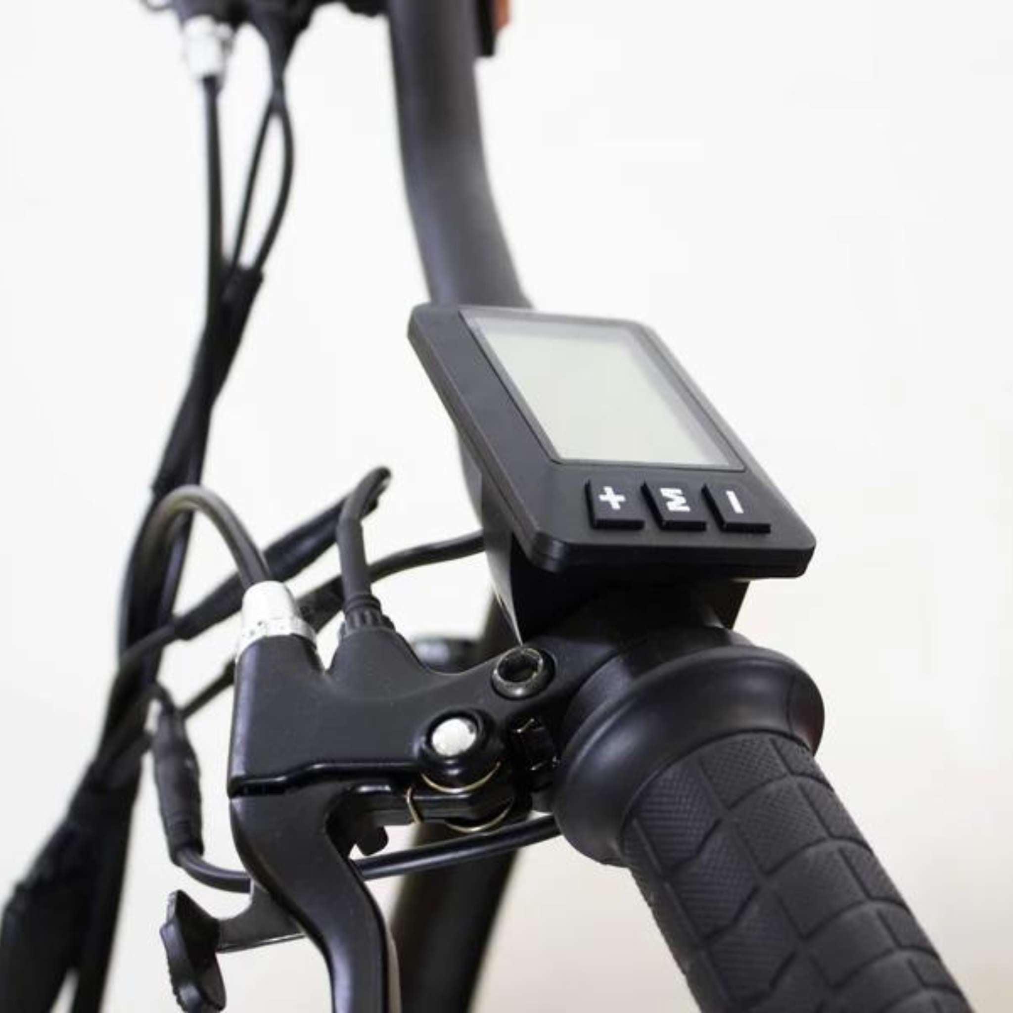 Nahaufnahme des SONS OF ELECTRICITY Mobot PRO 10,5 Ah 3Rad Lenkers mit Digitalanzeige, Plus/Minus-Tasten und Bremshebel - ein ideales, faltbares Seniorenmobil / Mobilitätshilfe für moderne Mobilitätsbedürfnisse.