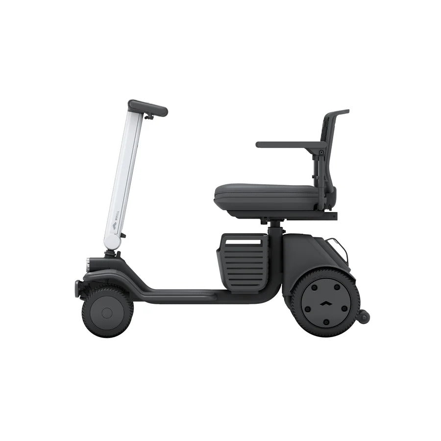 Eine Seitenansicht des kompakten, schwarzen WHILL Modell R 4-Rad Seniorenmobils von Whill, das sich durch ein schlichtes Design mit Sitz und Armlehnen, Lenker und vier Rädern auszeichnet. Die schnell zerlegbare Mobilitätshilfe steht vor einem schlichten weißen Hintergrund.