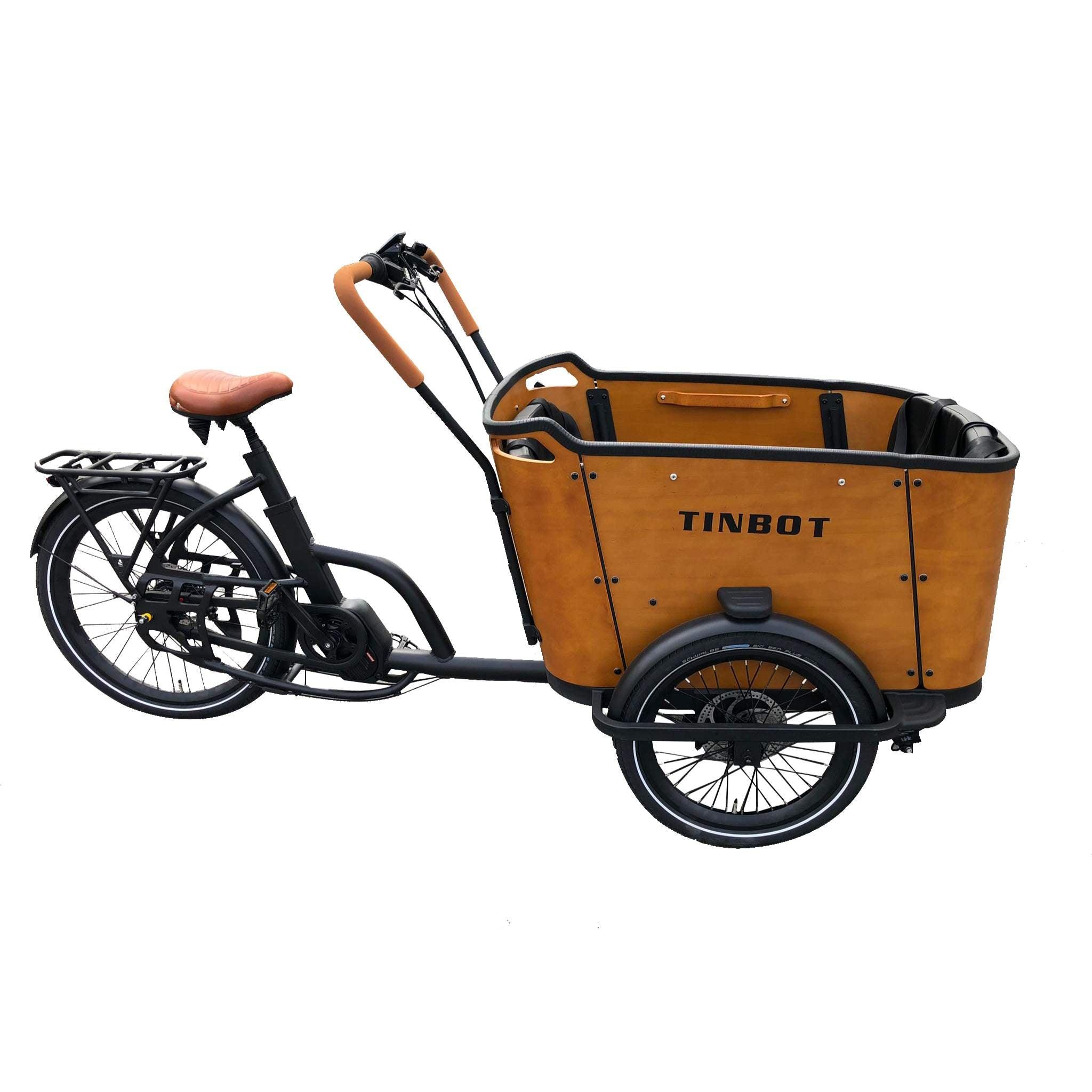 Das Tinbot TB-B1/B2 Elektro Lastenrad ist ein dreirädriges Lastenrad mit einer großen Holzfrontbox, schwarzen Rädern und Rahmen, braunem Ledersitz und Griffen und wird mit einem Regenschutz geliefert.