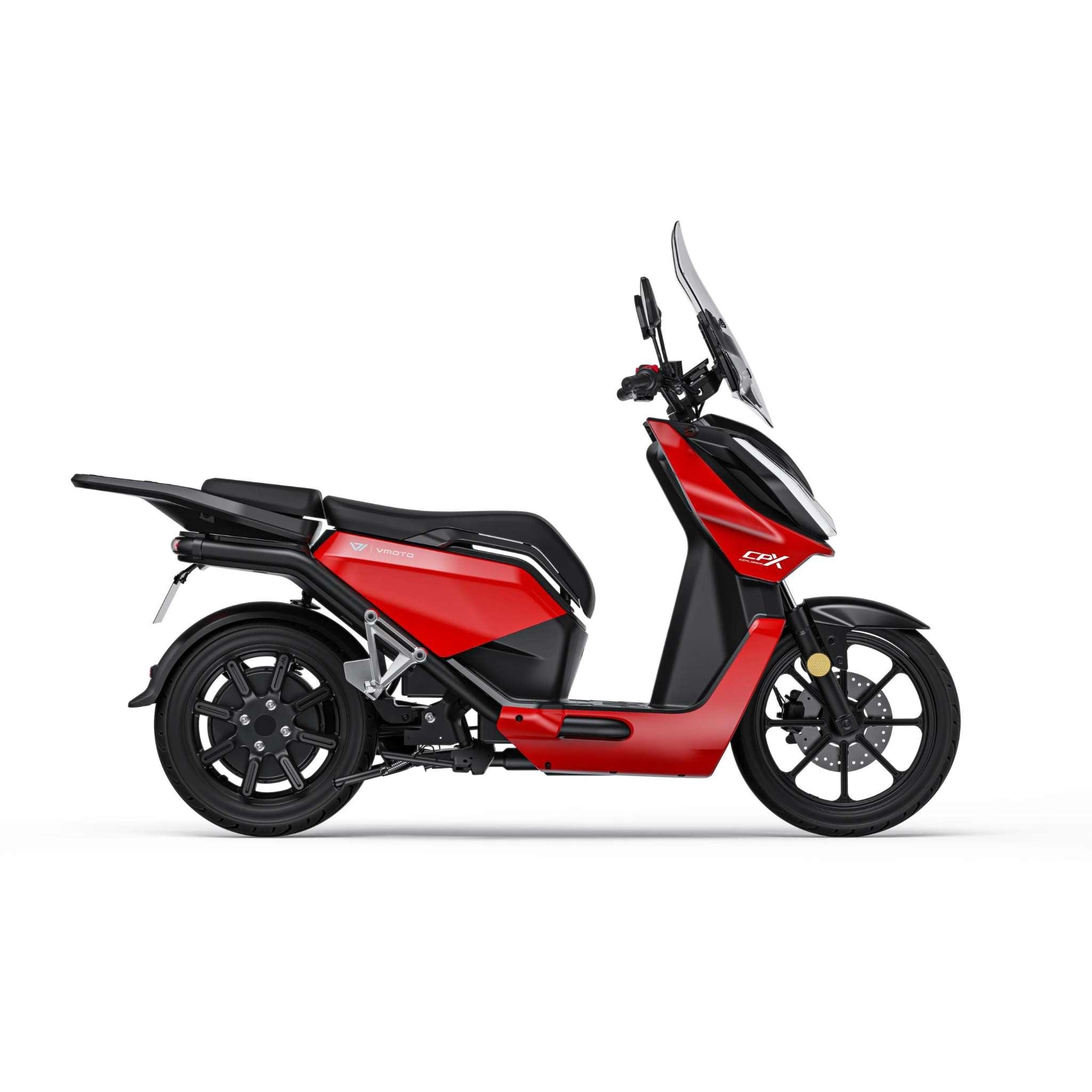 Der VMOTO Elektroroller CPX Explorer ABS 105 km/h, in den Farben Rot und Schwarz mit Windschutzscheibe, Seitenspiegeln und Gepäckträger, ist im Profil auf weißem Hintergrund abgebildet.