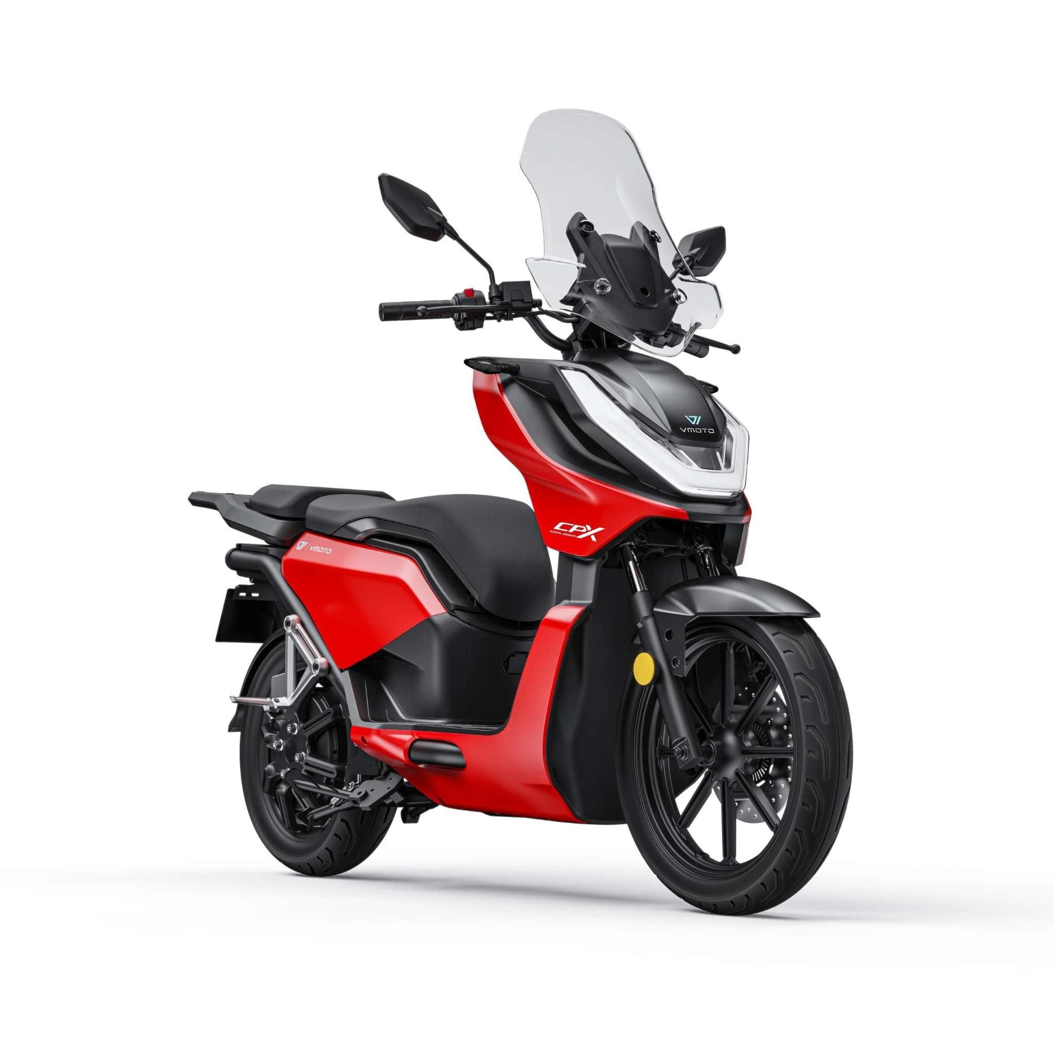 Ein VMOTO CPX Explorer ABS Elektroroller in rot und schwarz mit Windschutzscheibe, modernem sportlichen Design und 105 km/h Höchstgeschwindigkeit, dargestellt von der Vorderseite auf weißem Hintergrund.