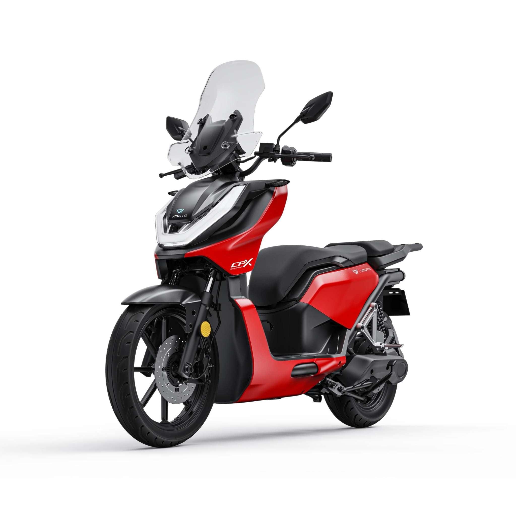Ein rot-schwarzer VMOTO Elektroroller CPX Explorer ABS (105 km/h) mit hoher Windschutzscheibe, schwarzem Sitz und sportlichem Design wird auf weißem Hintergrund in einer Dreiviertelansicht von vorne gezeigt.