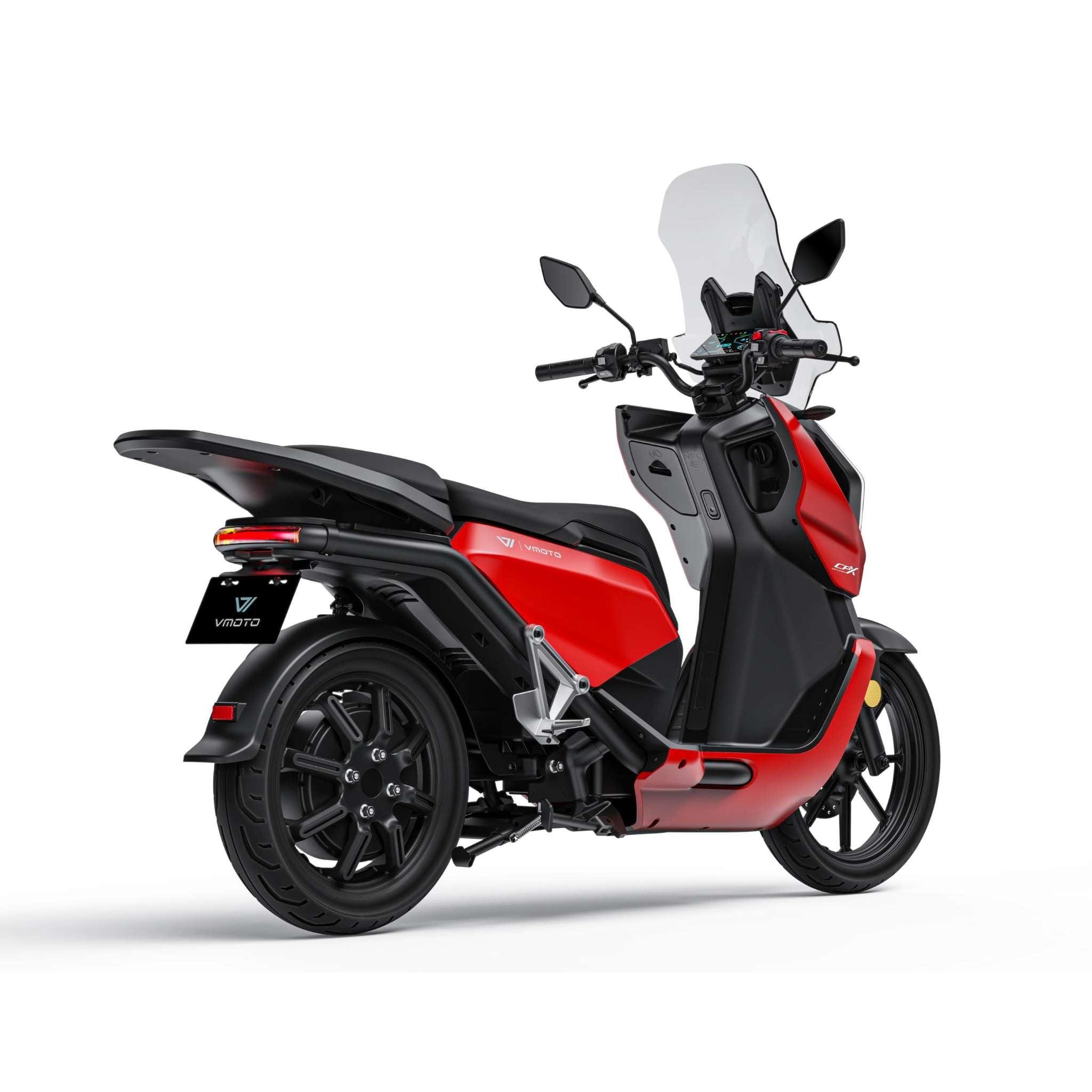 Der VMOTO Elektroroller CPX Explorer ABS 105 km/h in den Farben Rot und Schwarz zeichnet sich durch ein modernes Design, eine Heckansicht links mit schlanken Linien, eine Windschutzscheibe und ein digitales Armaturenbrett-Display aus.