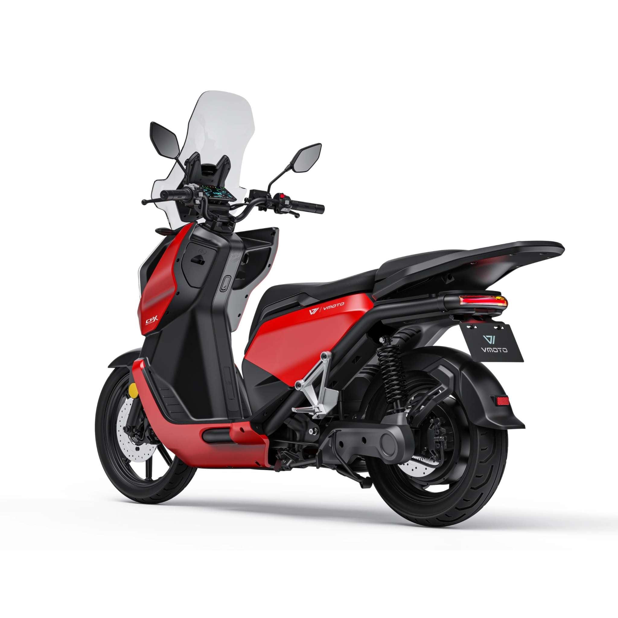 Der VMOTO CPX Explorer ABS Elektroroller in Rot und Schwarz zeigt sich von hinten mit hoher Windschutzscheibe, digitalem Armaturenbrett, modernem Design, sichtbarem Nummernschild und Rücklicht sowie einem Typ 2 Ladeanschluss zum einfachen Aufladen.