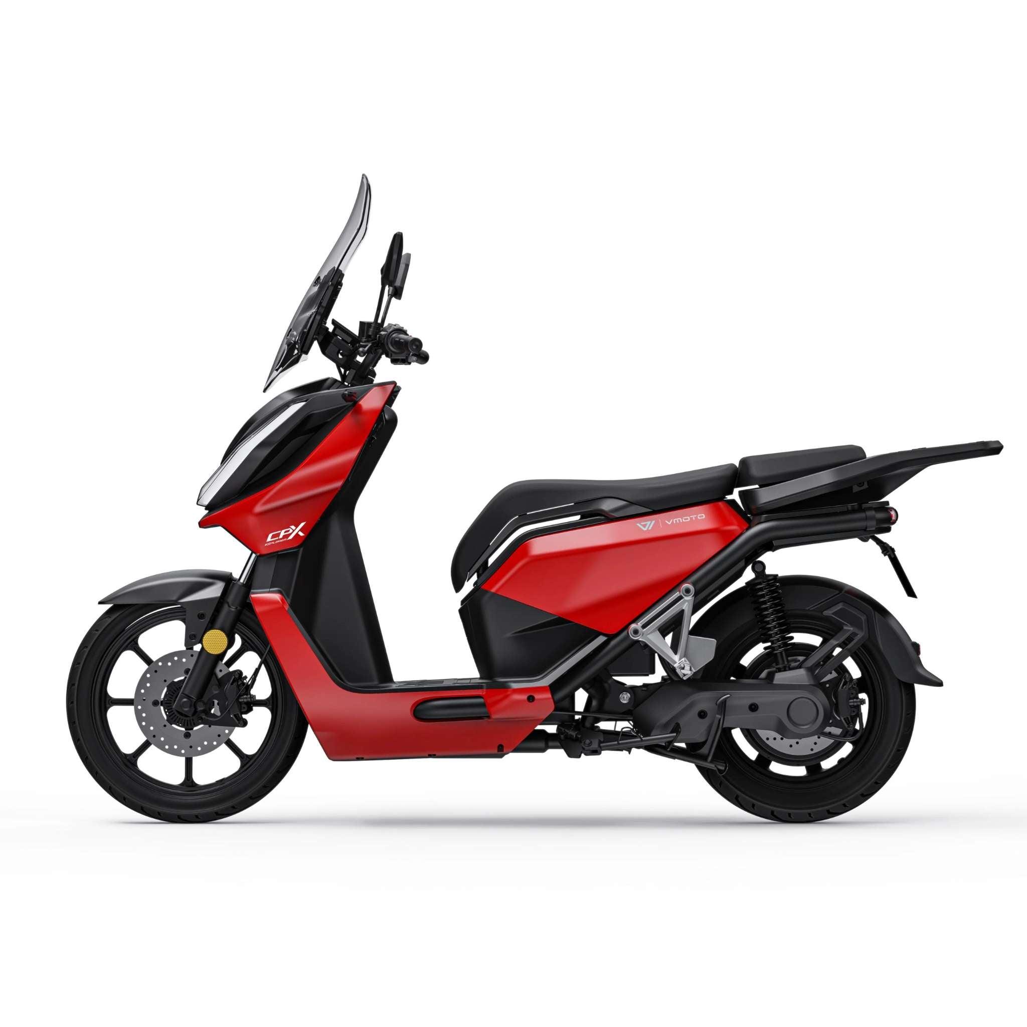 Ein rot-schwarzer VMOTO Elektroroller CPX Explorer ABS 105 km/h wird im Profil mit Windschutzscheibe, modernem Design, sichtbarer Federung und Scheibenbremsen vor einem schlichten weißen Hintergrund gezeigt.