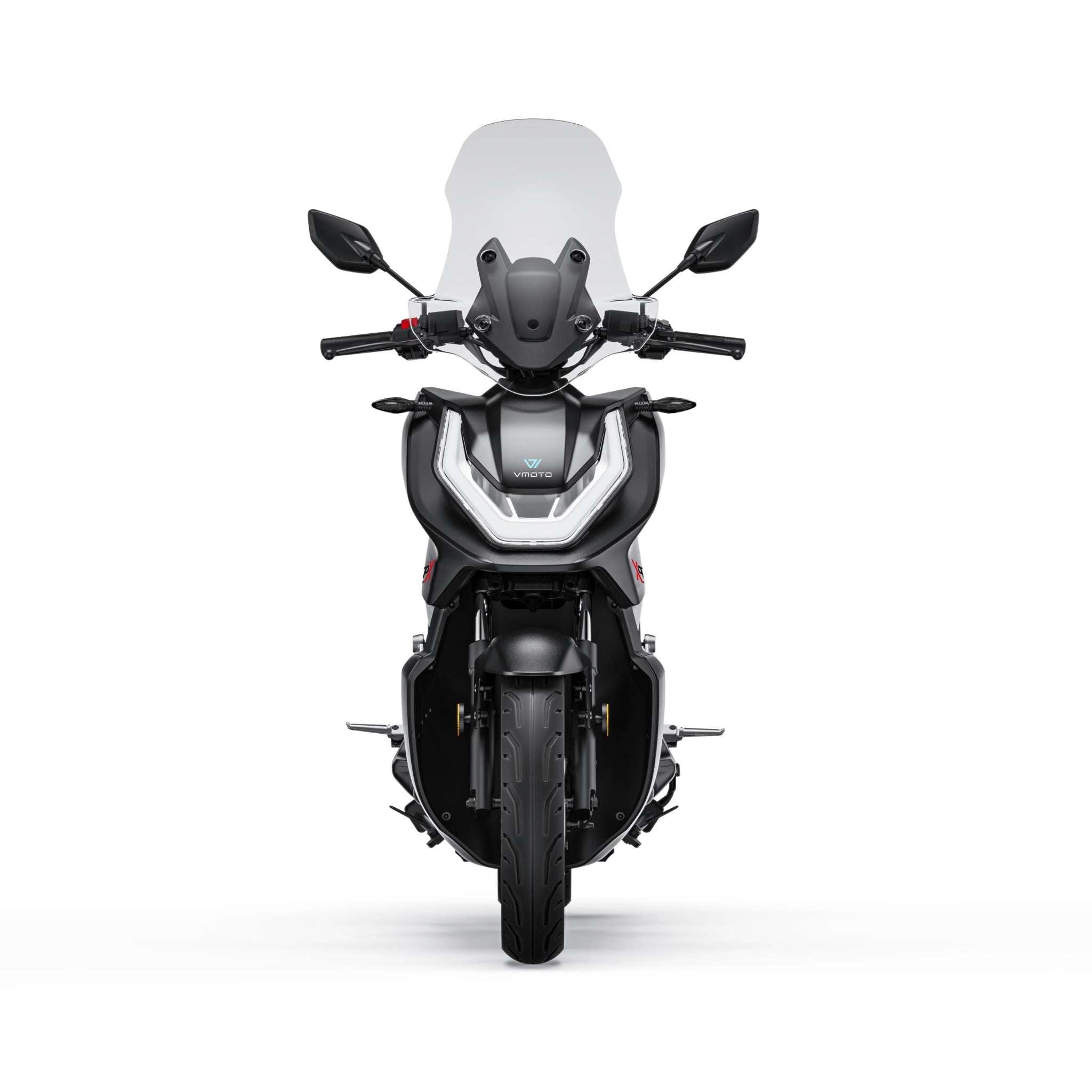 Frontansicht des VMOTO CPX Explorer Elektroroller|Motoroller ABS (105 km/h), Ausstellungsstück zum Sonderpreis! Modernes schwarz-silbernes Design, mit Windschutzscheibe, Spiegeln und LED-Scheinwerfer - perfekt für Ihre Probefahrt in Dortmund.