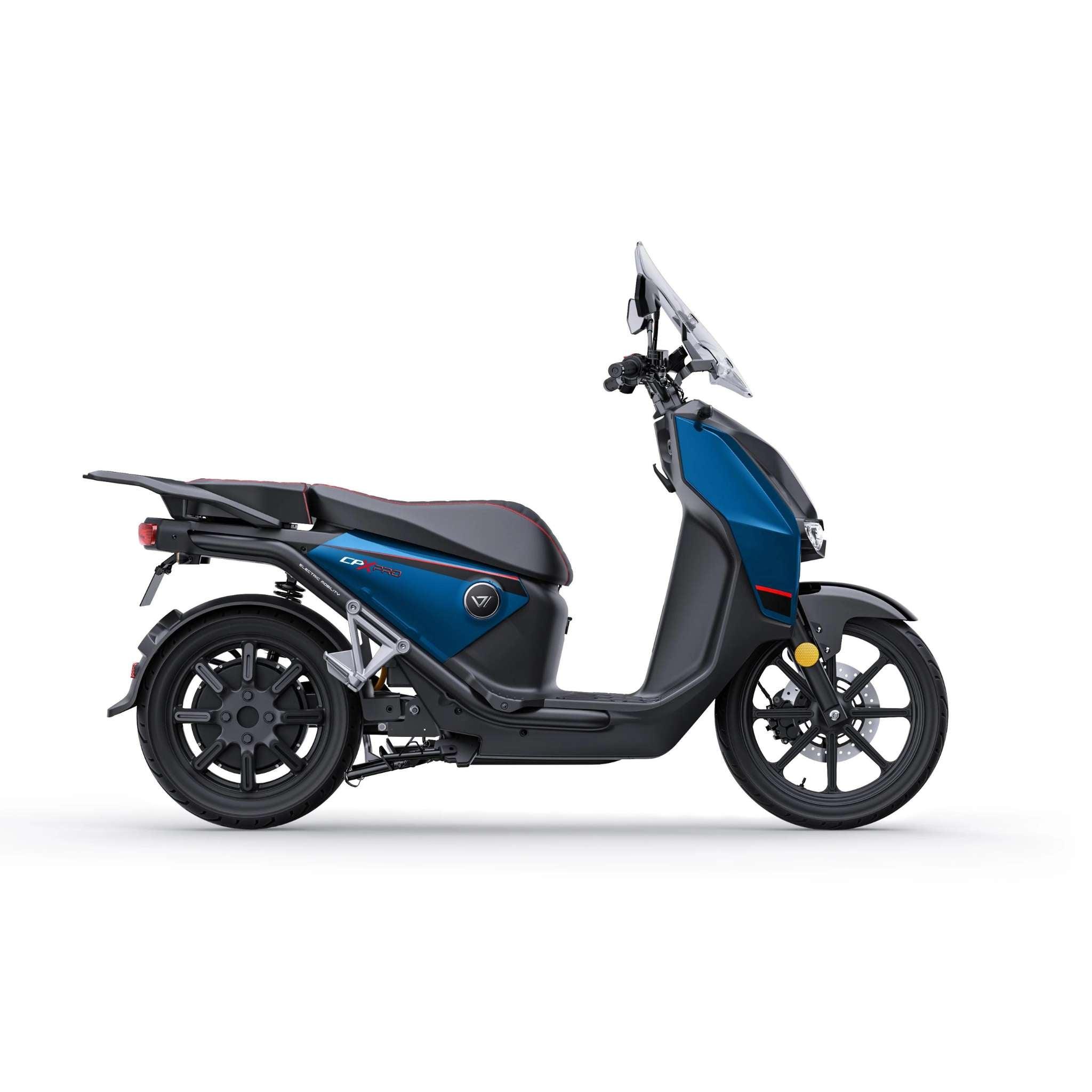 Der Super Soco VMOTO Elektro Motoroller CPX Pro ABS 105 km/h in Blau und Schwarz mit Windschutzscheibe, schwarzen Rädern, ABS-System und roten Akzenten ist in der Profilansicht auf weißem Hintergrund zu sehen.