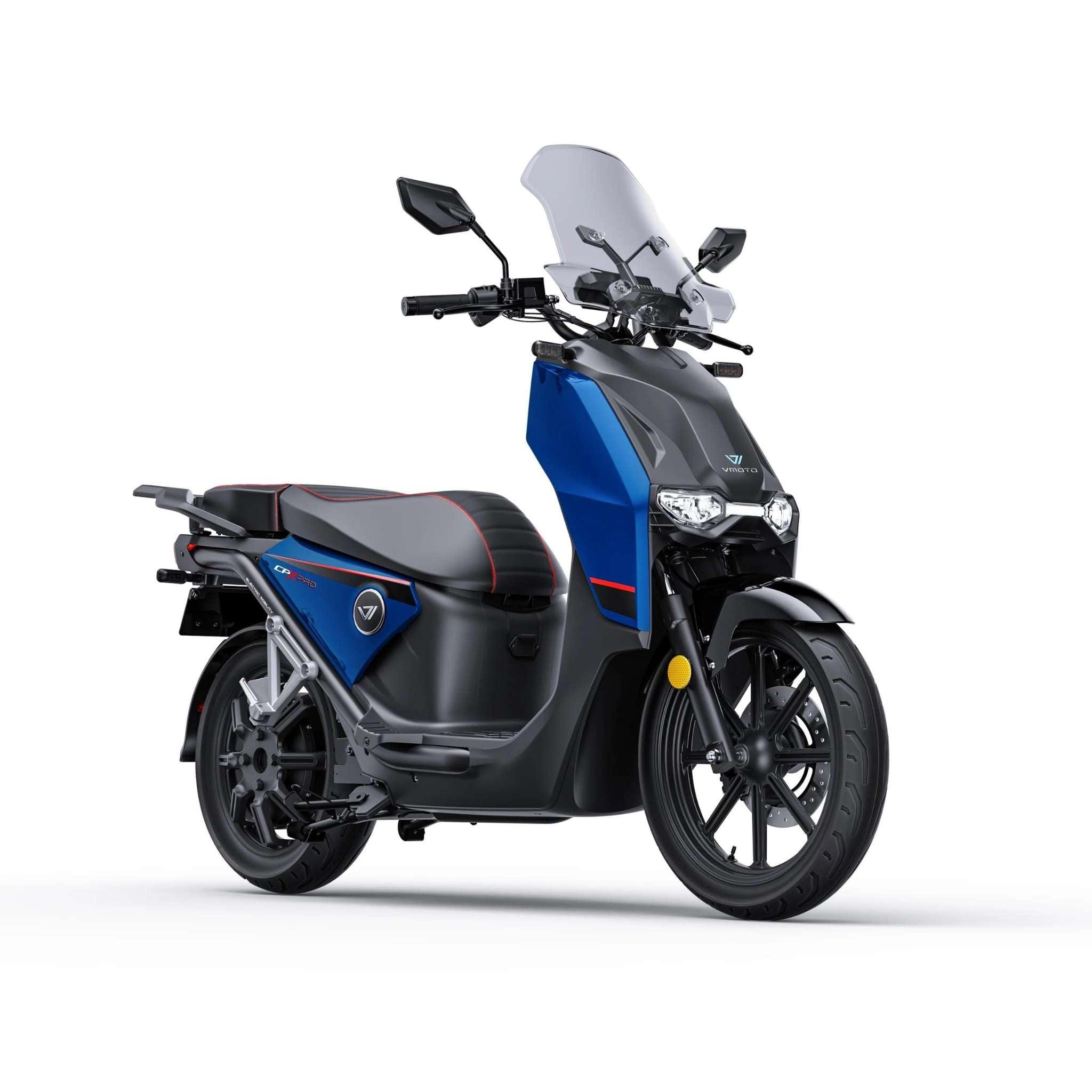 Der Super Soco VMOTO Elektro Motorroller CPX Pro ABS 105 km/h in blau und schwarz, mit ABS-Bremssystem, Windschutzscheibe, Seitenspiegeln und sportlichem Design, wird auf weißem Hintergrund dargestellt.