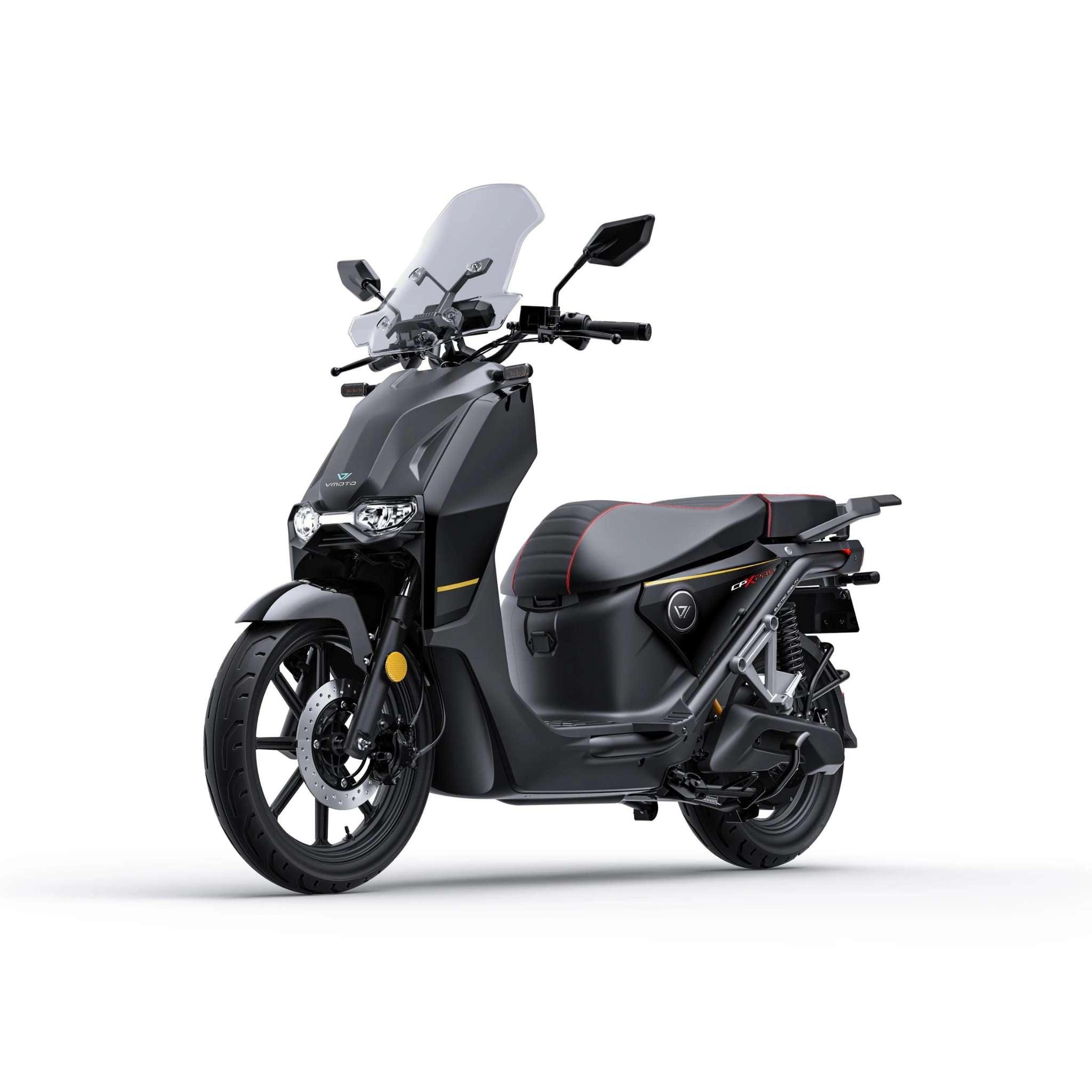 Der Super Soco VMOTO Elektro Motoroller CPX Pro ABS (105 km/h) in schwarz mit roten Akzenten, Windschutzscheibe, Rückspiegeln und ABS wird von vorne auf weißem Hintergrund gezeigt.