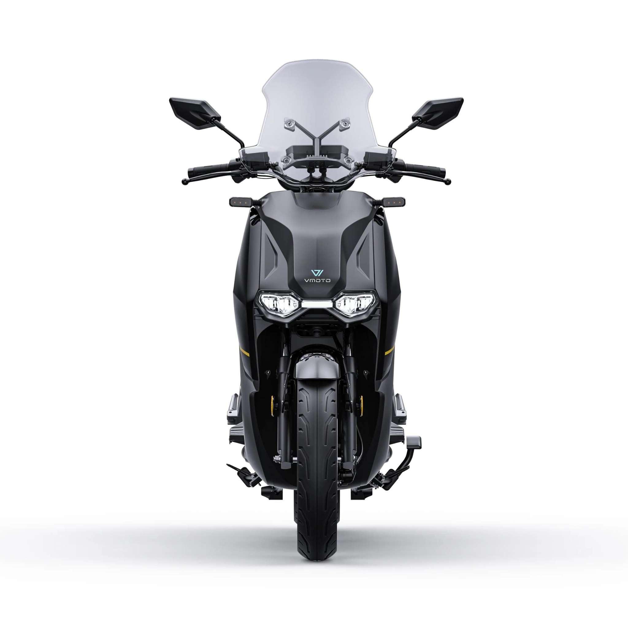 Frontansicht des Super Soco VMOTO Elektro Motoroller CPX Pro ABS 105 km/h in mattschwarz mit Windschutzscheibe, Doppelscheinwerfer, ABS-Bremssystem und Seitenspiegeln, isoliert auf weißem Hintergrund.