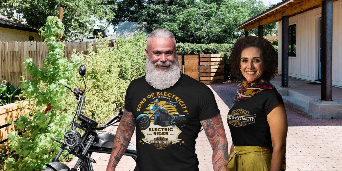 Paar in Sons-of-Electricity-T-Shirts im Garten, daneben E-Chopper