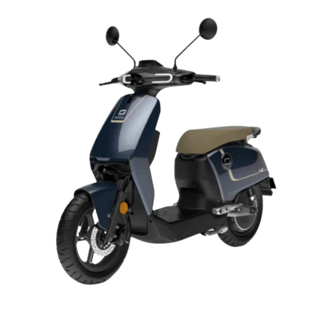 Der Super Soco CUx Pro – ein eleganter blauer E-Roller mit hellbraunem Sitz, schwarzem Lenker und Rückspiegeln – ist mit einem Bosch-Motor ausgestattet, erreicht eine Höchstgeschwindigkeit von 45 km/h und wird mit seinem schlanken, minimalistischen Design vor einem schlichten weißen Hintergrund abgebildet.