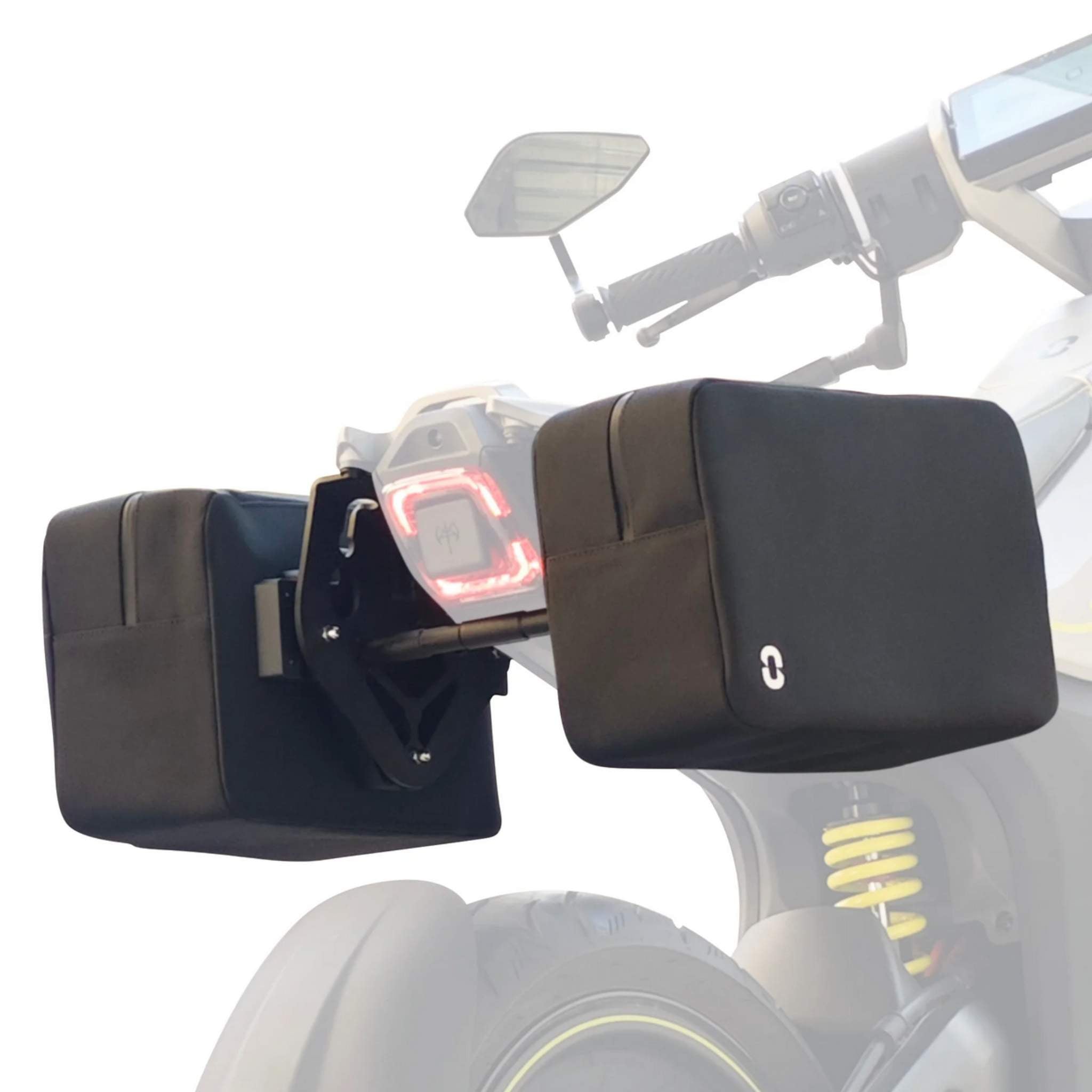 Eine Nahaufnahme eines NAXEON Elektro Motorrad Naxeon I AM zeigt zwei schwarze Seitentaschen / Seitenkoffer inkl. Halterung. Halterung, die auf beiden Seiten des Hecks montiert sind, wobei Sitz, Lenker, Rücklicht und ein Teil der Federung sichtbar sind.