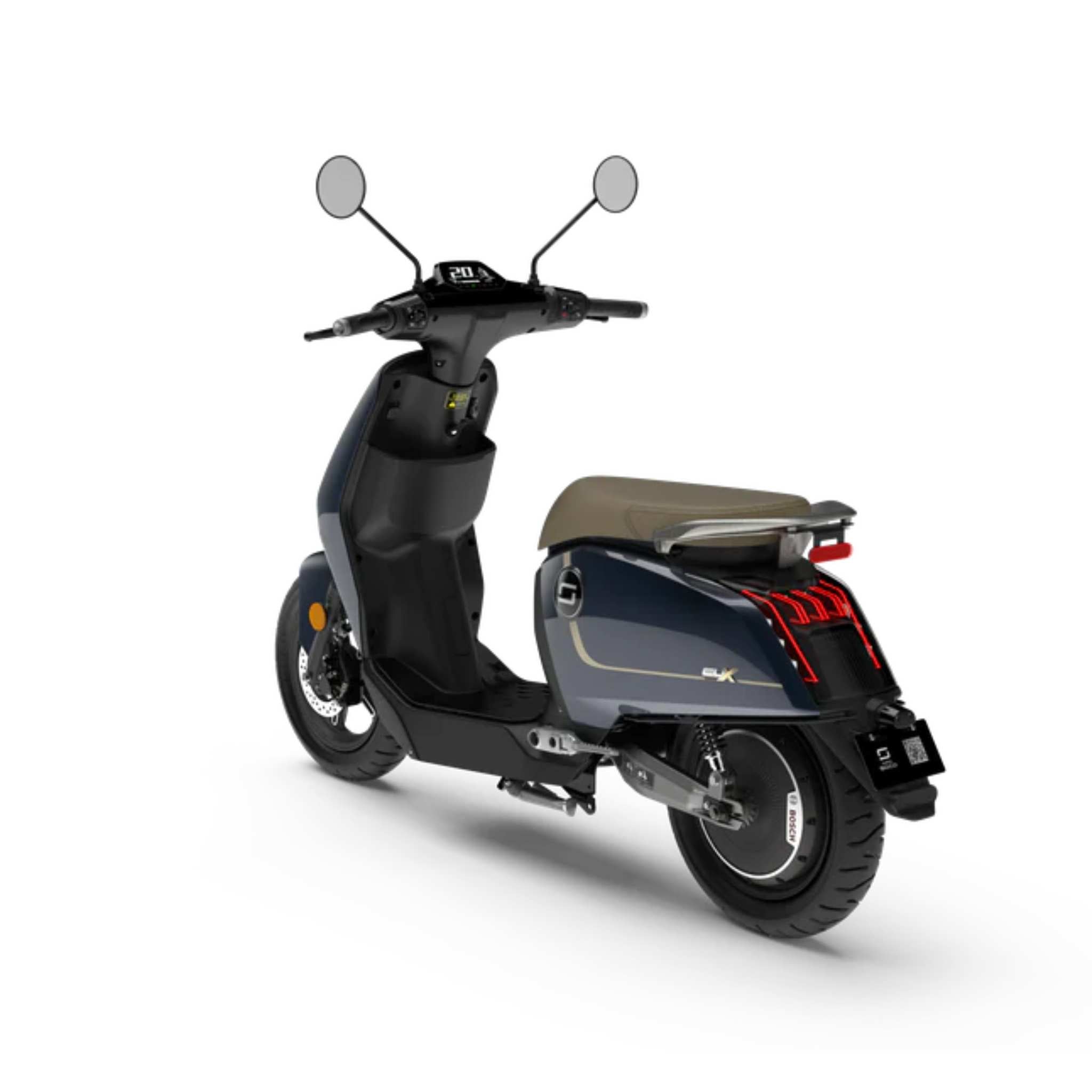 Der Super Soco Elektroroller CUx Pro, ein leichter E-Scooter mit Bosch-Power und einer Höchstgeschwindigkeit von 45 km/h, wird in dunkelblau/schwarz mit braunem Sitz, Rückleuchten, Spiegeln und Digitalanzeige von hinten auf weiß gezeigt.
