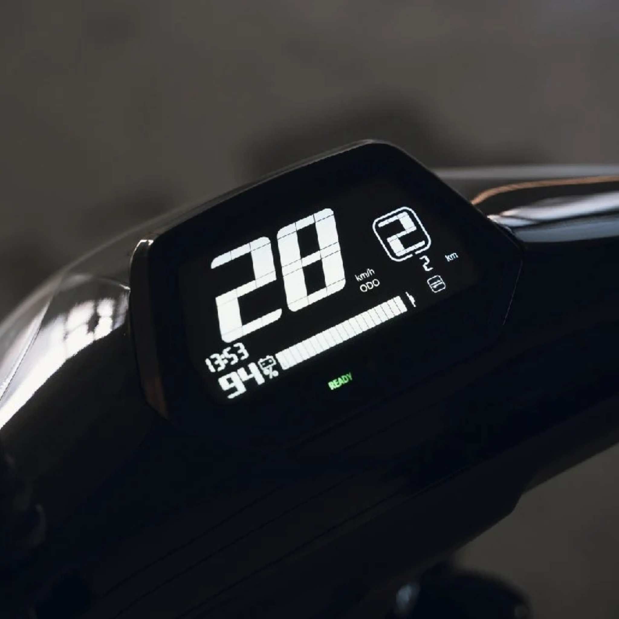 Nahaufnahme des digitalen Armaturenbretts des Super Soco CUx Pro Elektrorollers. Es zeigt die Geschwindigkeit von 20 km/h, den Batteriestatus, den Kilometerzähler und die Anzeigen auf einer schlichten schwarzen Oberfläche an. Der Elektroroller wird von Bosch betrieben und erreicht eine Geschwindigkeit von bis zu 45 km/h.