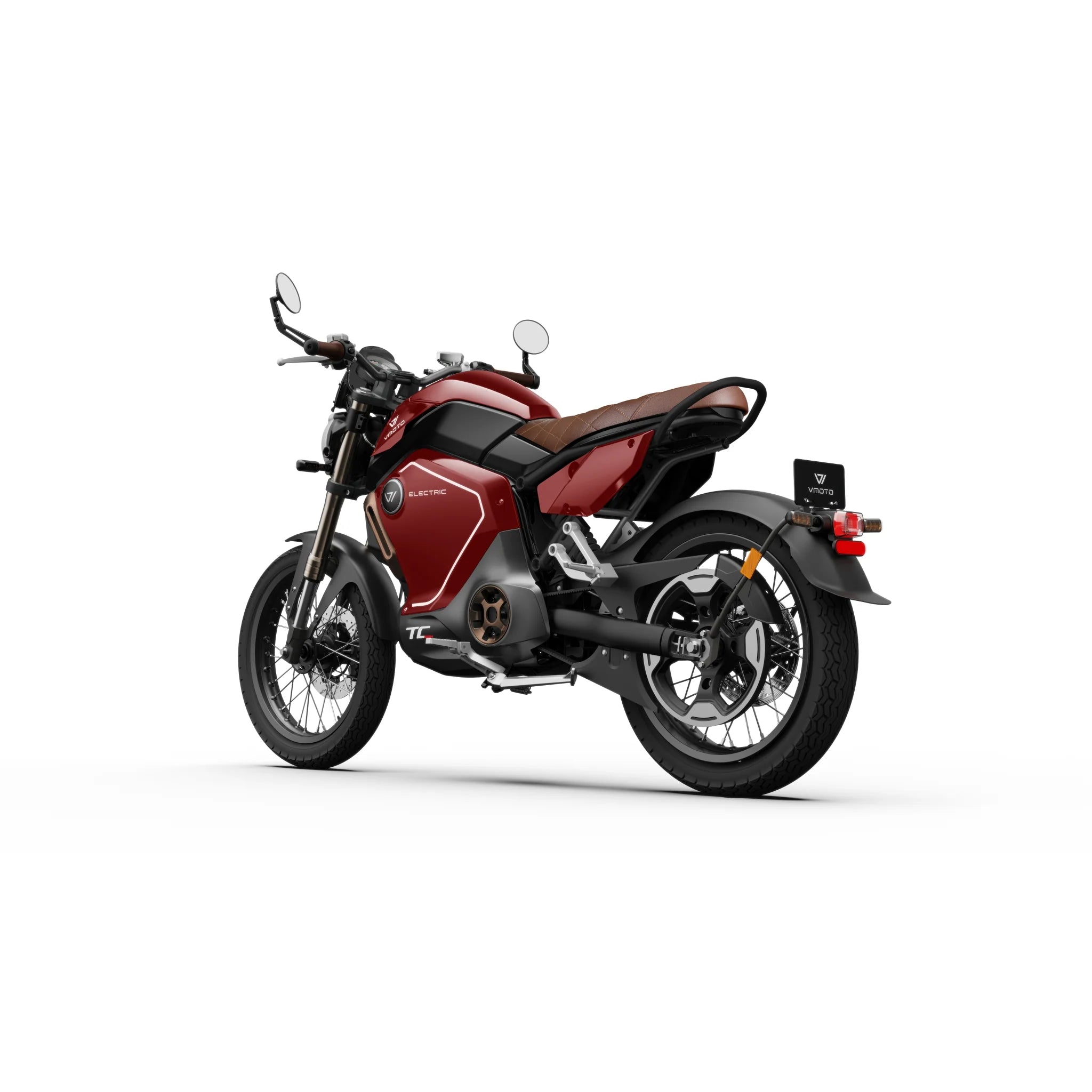 Das E-Motorrad Super Soco TC MAX mit einer Höchstgeschwindigkeit von 95 km/h ist aus einer Dreiviertel-Rückansicht vor weißem Hintergrund abgebildet. Die rote Karosserie, der braune Sitz, die Speichenräder und der minimalistische Heckkotflügel unterstreichen sein schlankes Design.