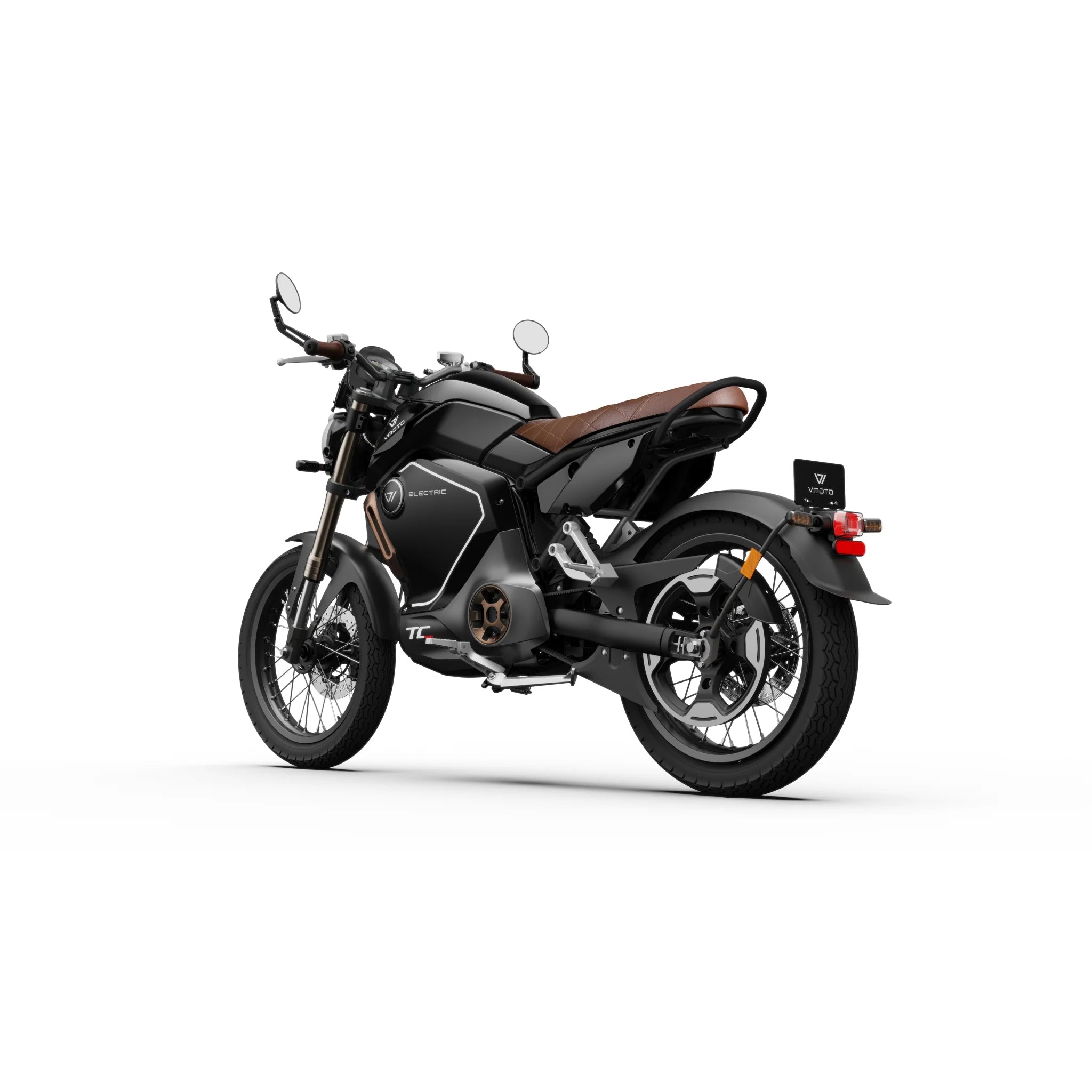 Ein stilvolles schwarzes Super Soco TC MAX 95 km/h-Elektromotorrad mit braunem Sitz, runden Spiegeln und minimalistischem Design ist von links hinten vor einem schlichten weißen Hintergrund zu sehen.