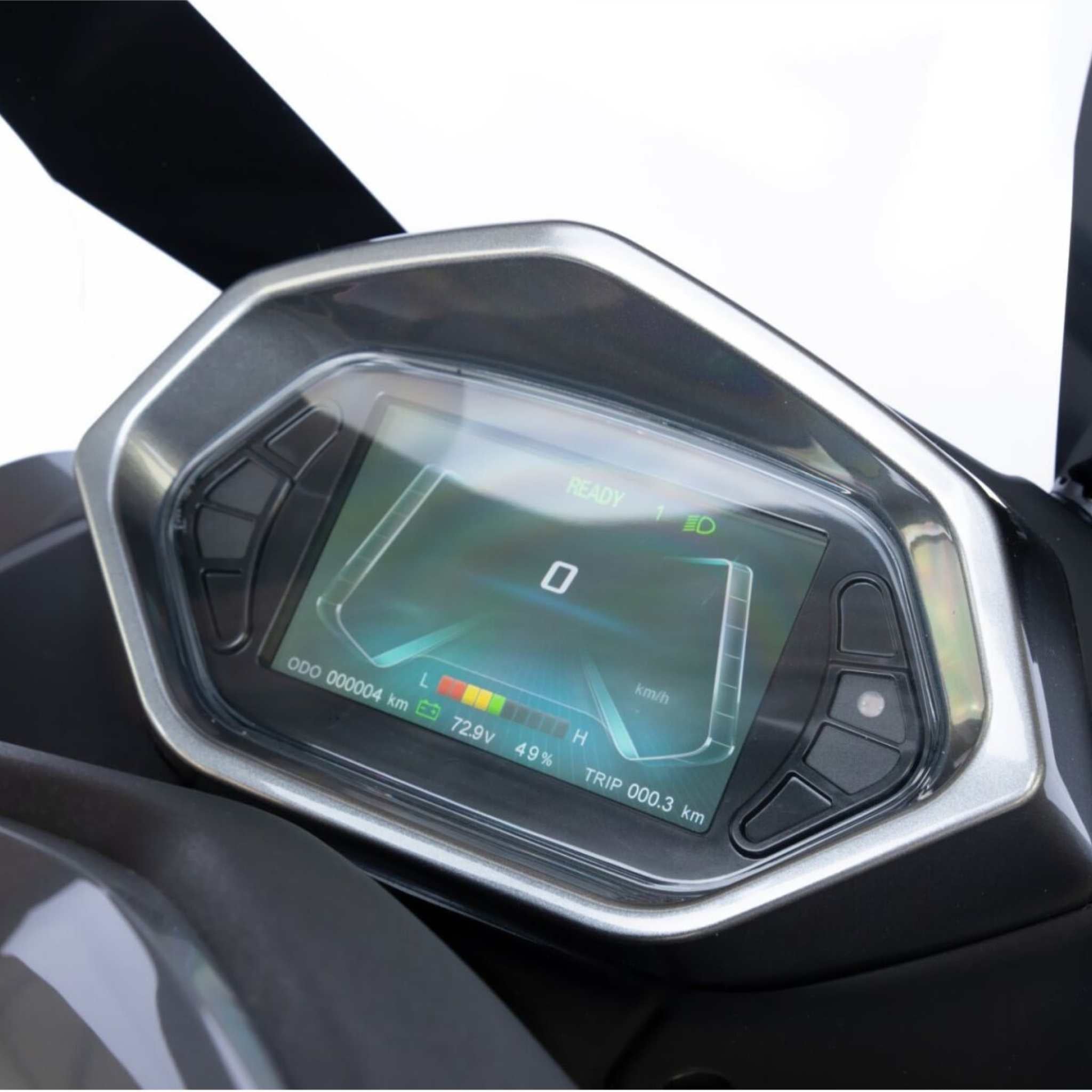 Eine Nahaufnahme des digitalen Armaturenbretts des Trinity Jupiter GT 300 zeigt auf einem modernen, silberfarbenen Bildschirm Geschwindigkeit (bis zu 120 km/h), Batterie, Modus und Reiseinformationen an - einschließlich einer beeindruckenden Reichweite von 300 km.