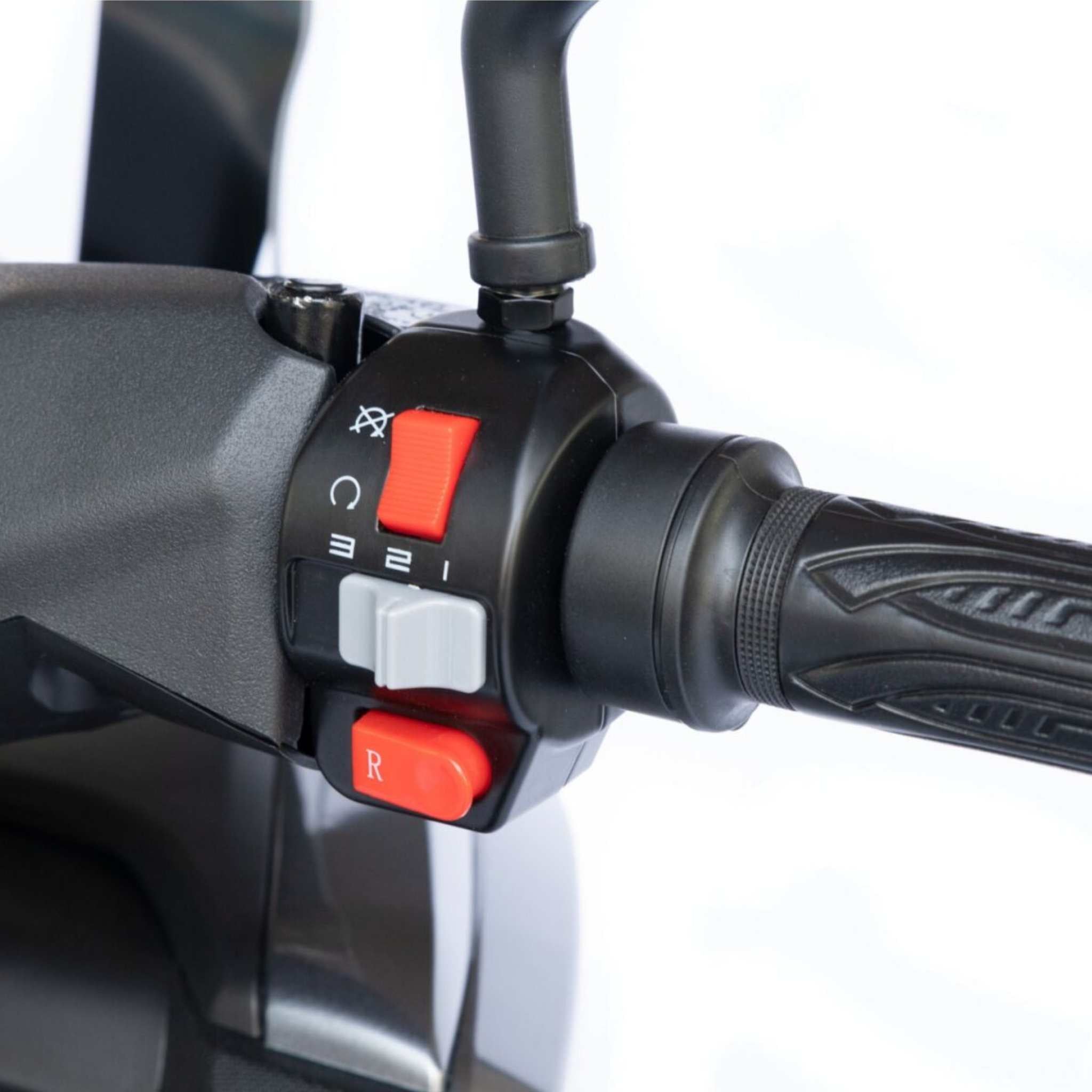 Nahaufnahme einer Trinity Jupiter GT 300 Lenkersteuerung mit schwarzem Griff, Spiegelvorbau und roten, weißen und grauen Knöpfen an diesem Trinity Elektroroller & E-Scooter - 120 km/h Höchstgeschwindigkeit und 300 km Reichweite.