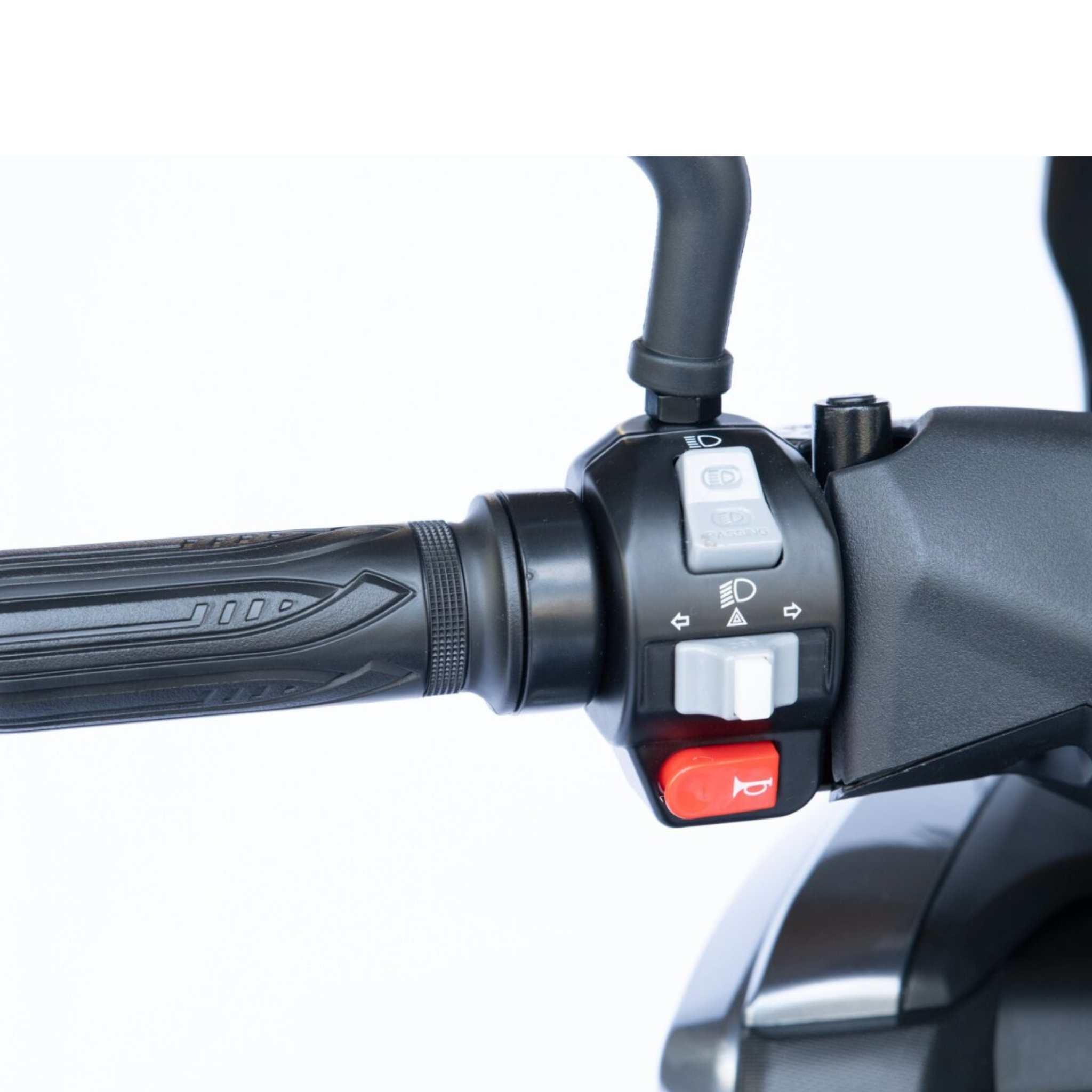 Nahaufnahme des Trinity Jupiter GT 300 Elektroroller-Lenkers mit Griff und Bedienschaltern für Scheinwerfer, Blinker und Hupe. Der schwarze Griff kontrastiert mit einem weißen Hintergrund. Ideal für Fahrten bis zu 300 km Reichweite und 120 km/h.