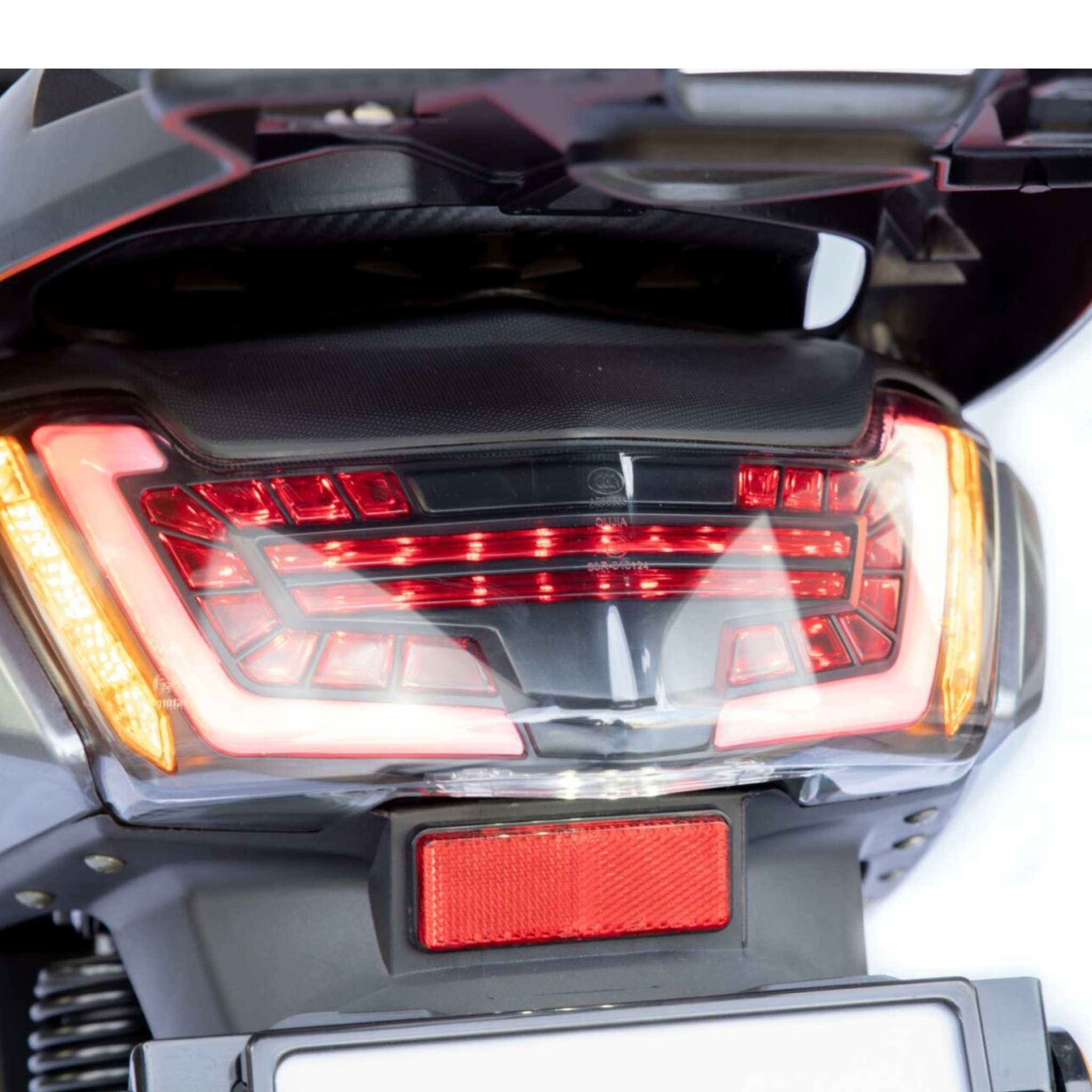 Nahaufnahme des LED-Rücklichts und der Blinker des Trinity Jupiter GT 300 Elektrorollers, mit rotem Reflektor und sichtbarem Nummernschildbereich. Dieser E-Scooter erreicht bis zu 120 km/h und bietet eine 300 km Reichweite.