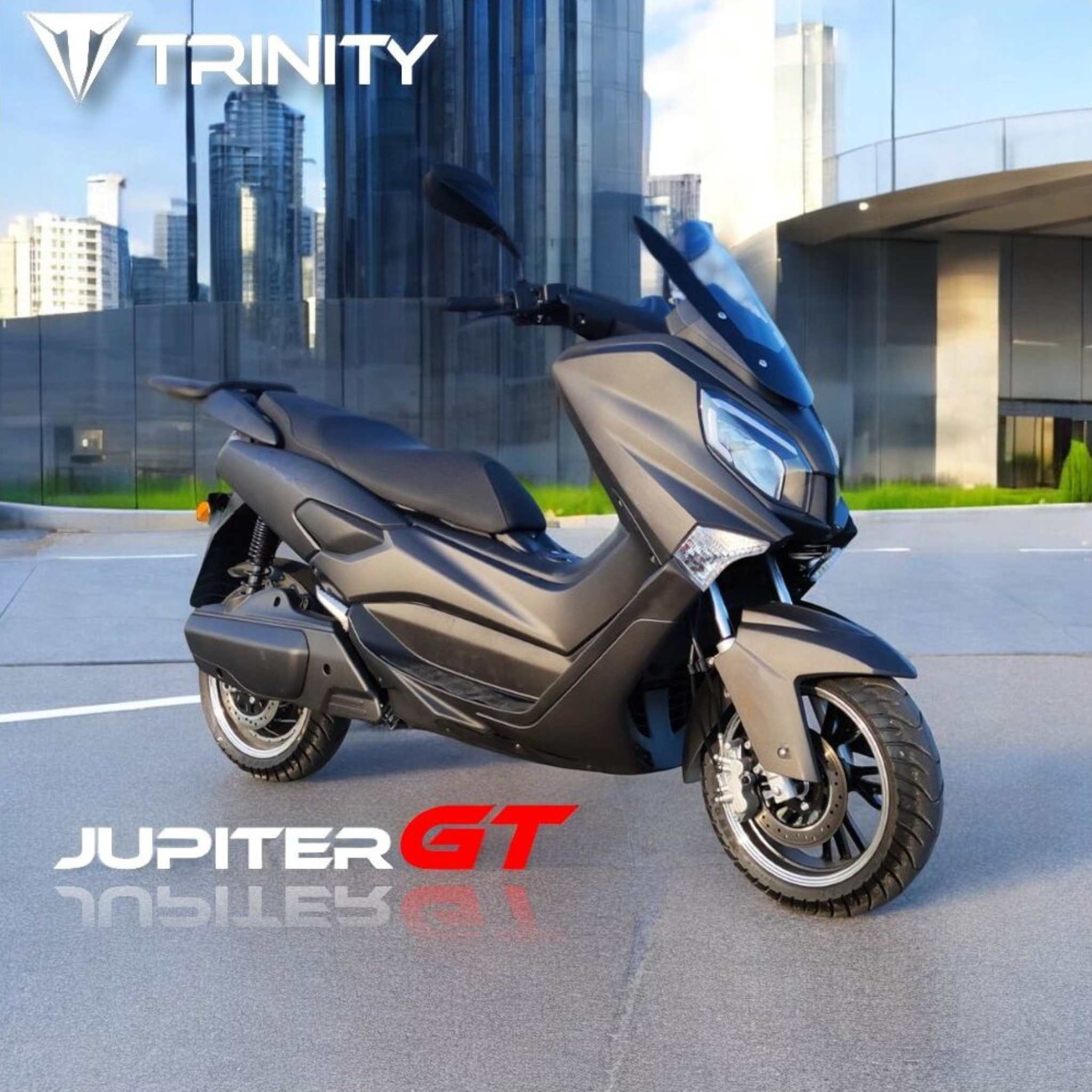 Ein schwarzer Trinity Jupiter GT 300 Elektroroller & E-Scooter mit 300 km Reichweite und 120 km/h Höchstgeschwindigkeit ist auf dem Bürgersteig vor Glasgebäuden geparkt. Das Trinity Logo und der Name erscheinen oben links.