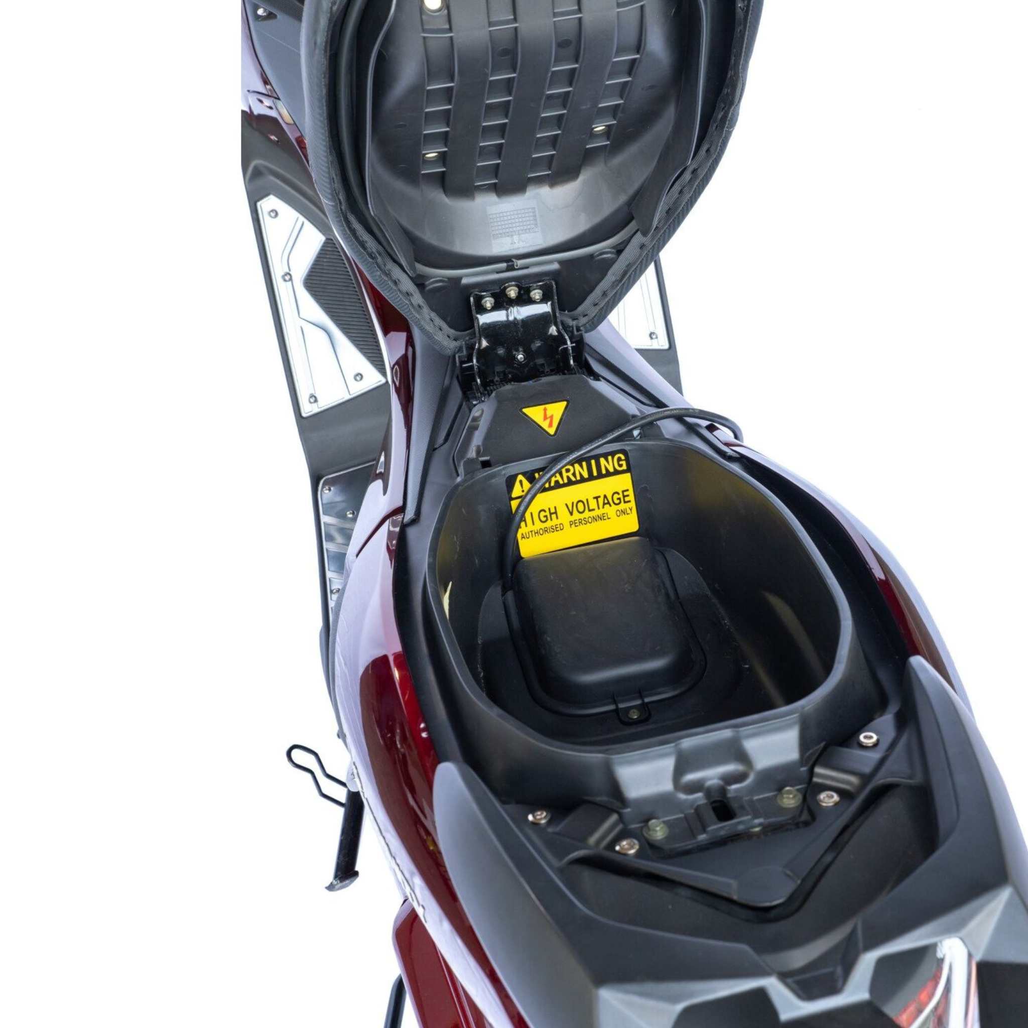Das geöffnete Sitzfach des roten Trinity Jupiter GT 300 Elektrorollers offenbart Stauraum und ein gelbes Warnschild "High Voltage". Von oben fotografiert, bietet dieser E-Roller eine beeindruckende 300 km Reichweite und 120 km/h Höchstgeschwindigkeit.