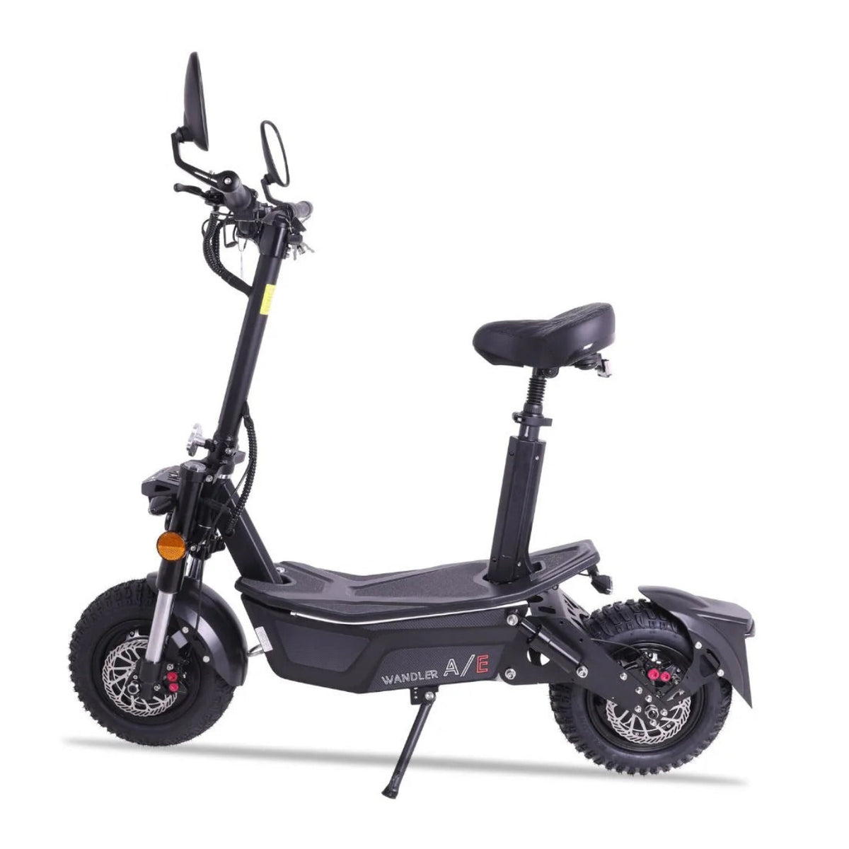 Ein schwarzer Wandler A/E Allrad 45 km/h E-Scooter mit 2 × 1500 W, Straßenzulassung, Sitz, breiten Reifen, Vorder- und Hinterradaufhängung, Seitenspiegel und Ständer ist vor einem schlichten weißen Hintergrund abgebildet. Dieser Wandler-E-Scooter verfügt über leistungsstarke 1500-W-Nabenmotoren, die für eine sanfte und zuverlässige Fahrt mit einer Reichweite von bis zu 80 km sorgen.