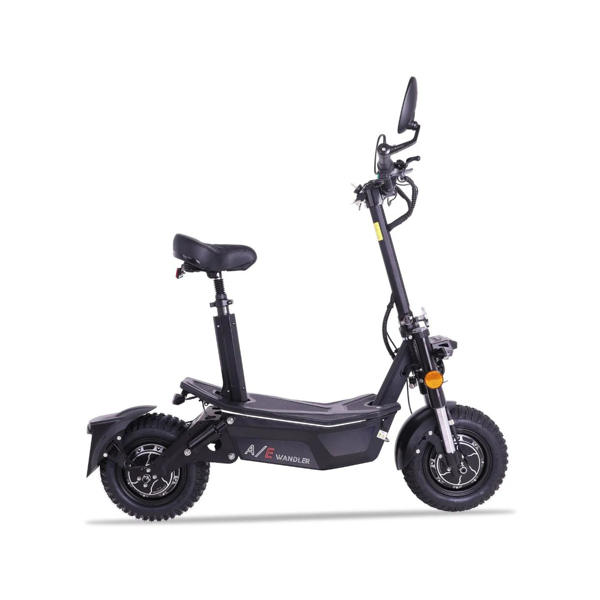 Seitenansicht eines schwarzen Wandler A/E Allrad 45 km/h E-Scooters mit Sitz, Rückspiegel und breiten Reifen. Der Scooter trägt den Markennamen „Wandler“ auf dem Rahmen und wurde vor einem schlichten weißen Hintergrund fotografiert.