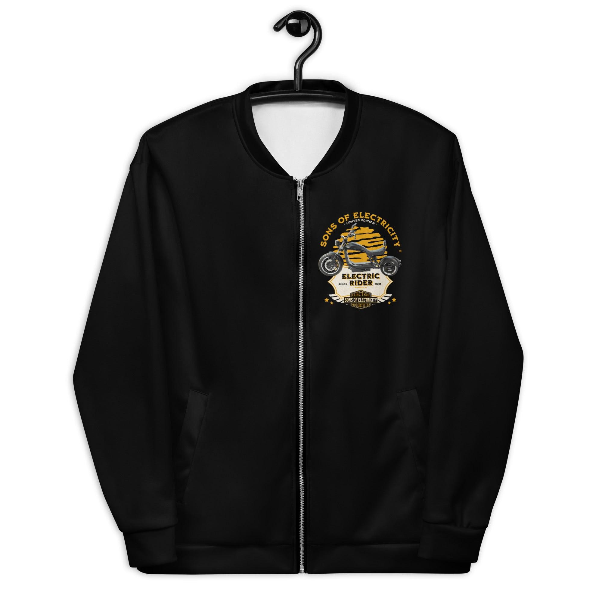 Die Premium E-Chopper (2) Bomberjacke von SONS OF ELECTRICITY hängt an einem Bügel und trägt auf der linken Brust ein gelb-weiß-graues Electric Rider Limited Edition Motorrad-Logo.