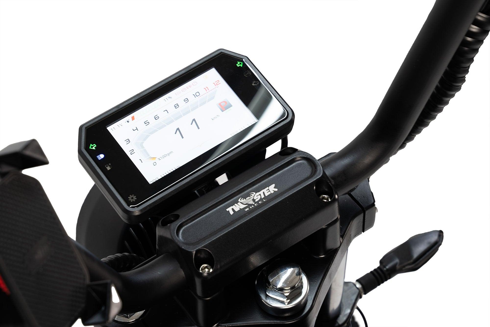 Nahaufnahme eines City Twister NEU E-Choppers: Der Lenker des CityTwister 6.0 MAX DUO zeigt das Carplay-Display mit Geschwindigkeits- und Akkuinformationen. Unterhalb des Bildschirms ist das Markenzeichen zu sehen, das den leistungsstarken 4000-W-Motor hervorhebt. Modell 2026 - Das Original!.
