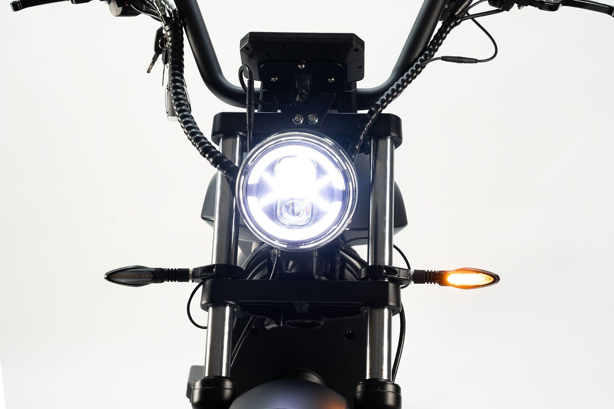 Nahaufnahme der Frontansicht des City Twister NEU - E-Choppers: CityTwister 6.0 MAX DUO 80 km/h (Modell 2026) mit Scheinwerfer und beleuchtetem Blinker, ausgestattet mit einem leistungsstarken 4000W Motor; einfarbig weißer Hintergrund.